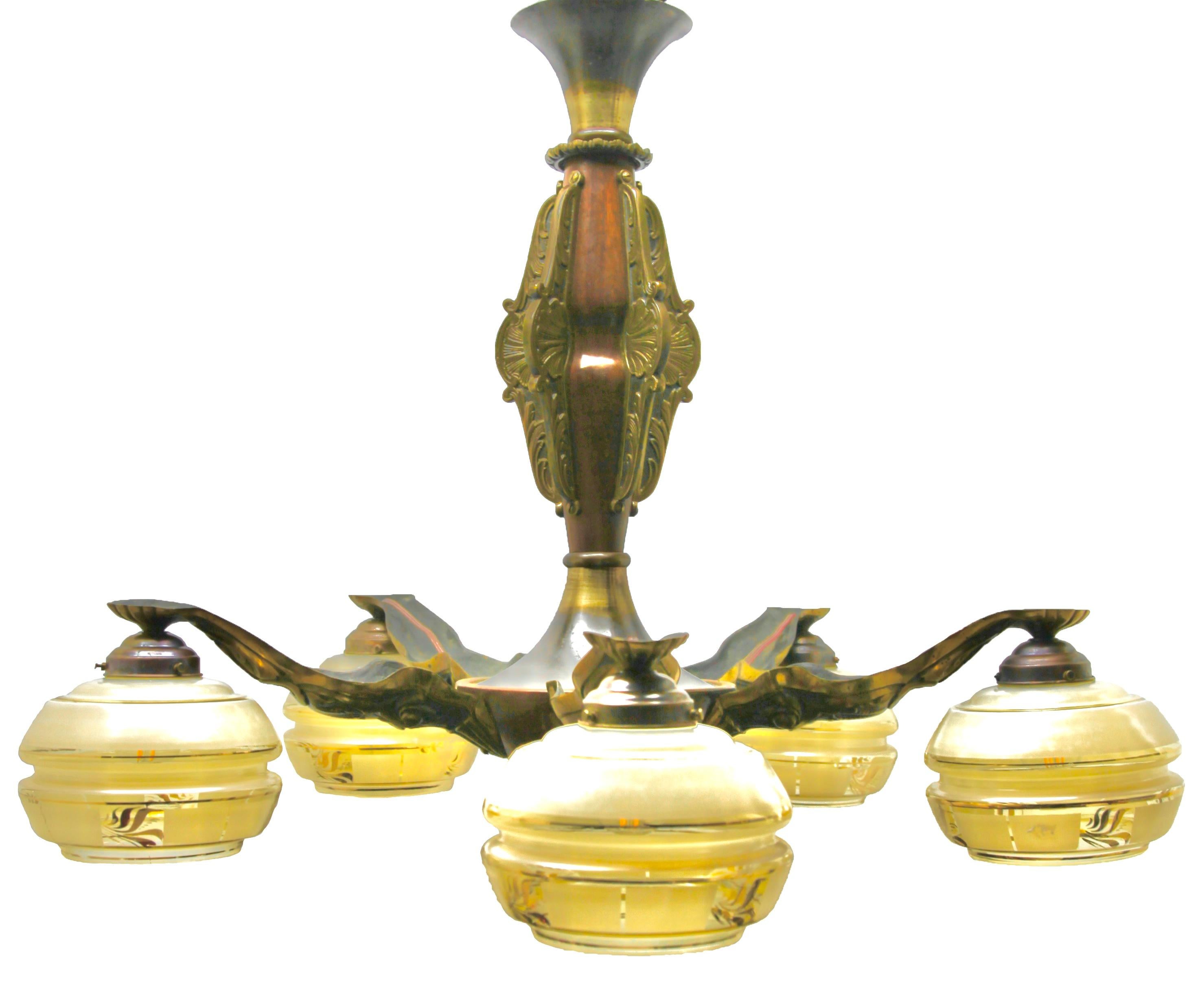 Art Deco chandelier pendant on chain with five mounts of solid brass, 
unusual glass lampshades whit gold pattern

In good condition and in full working order. Fitting E27. Completely restored 
Fitted with a screw terminal block
with original