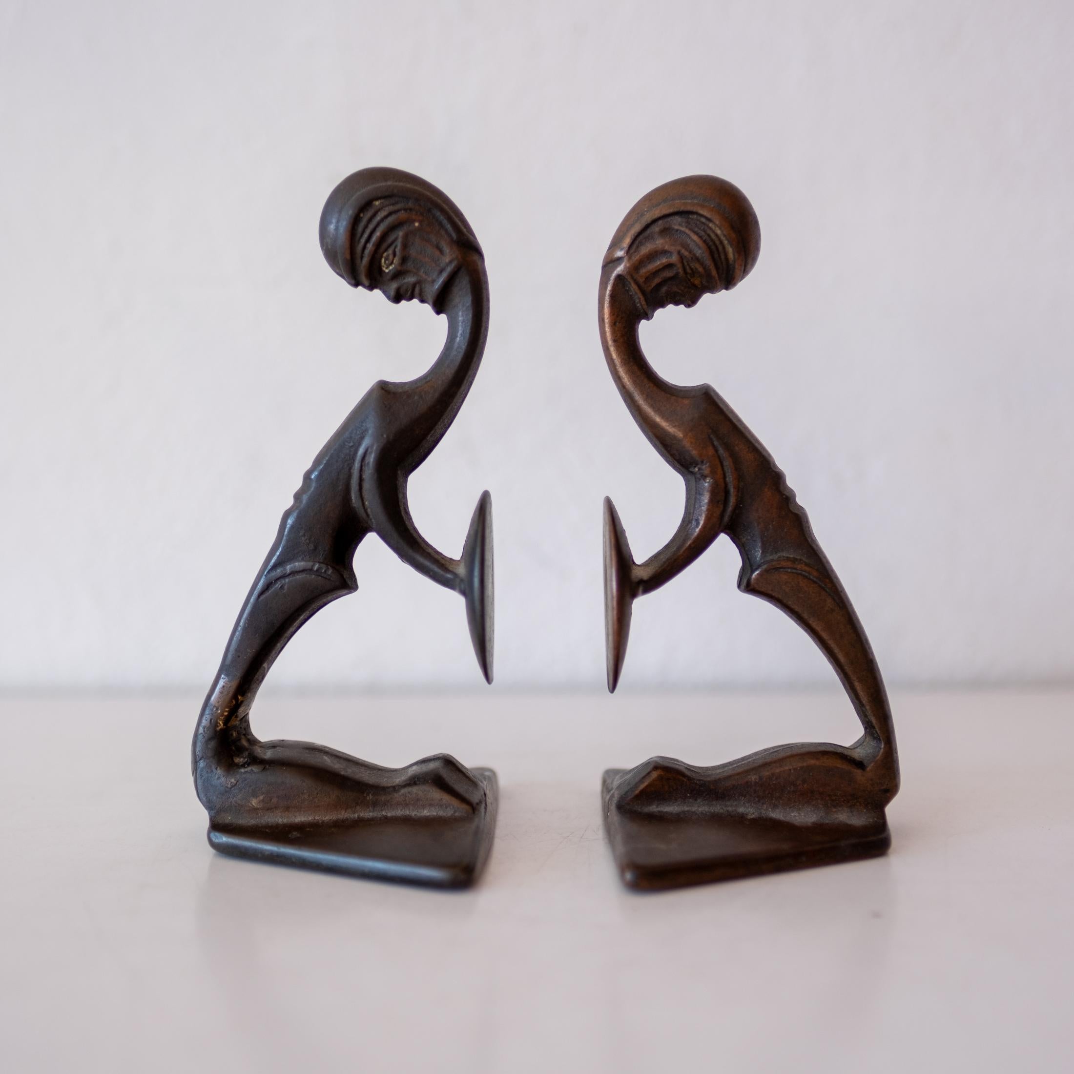 Skulpturale Art-Déco-Buchstützen aus massiver Bronze im Hagenauer-Stil  im Angebot 3