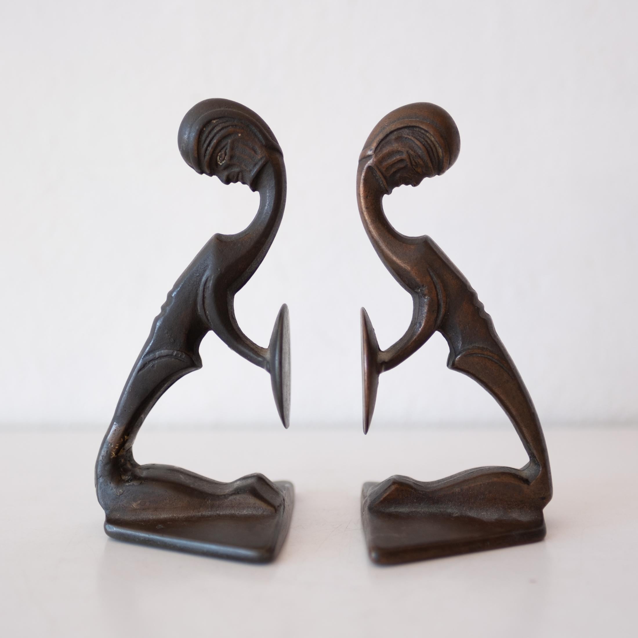 Skulpturale Art-Déco-Buchstützen aus massiver Bronze im Hagenauer-Stil  (Art déco) im Angebot