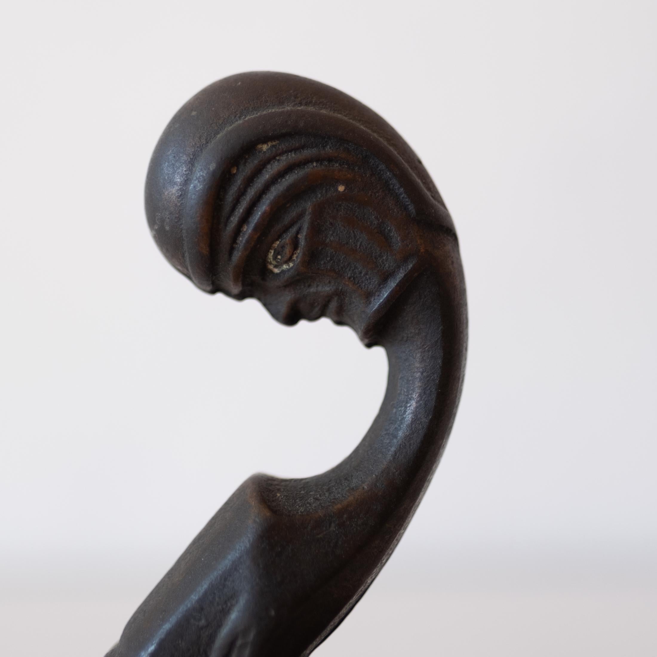 Skulpturale Art-Déco-Buchstützen aus massiver Bronze im Hagenauer-Stil  im Angebot 1