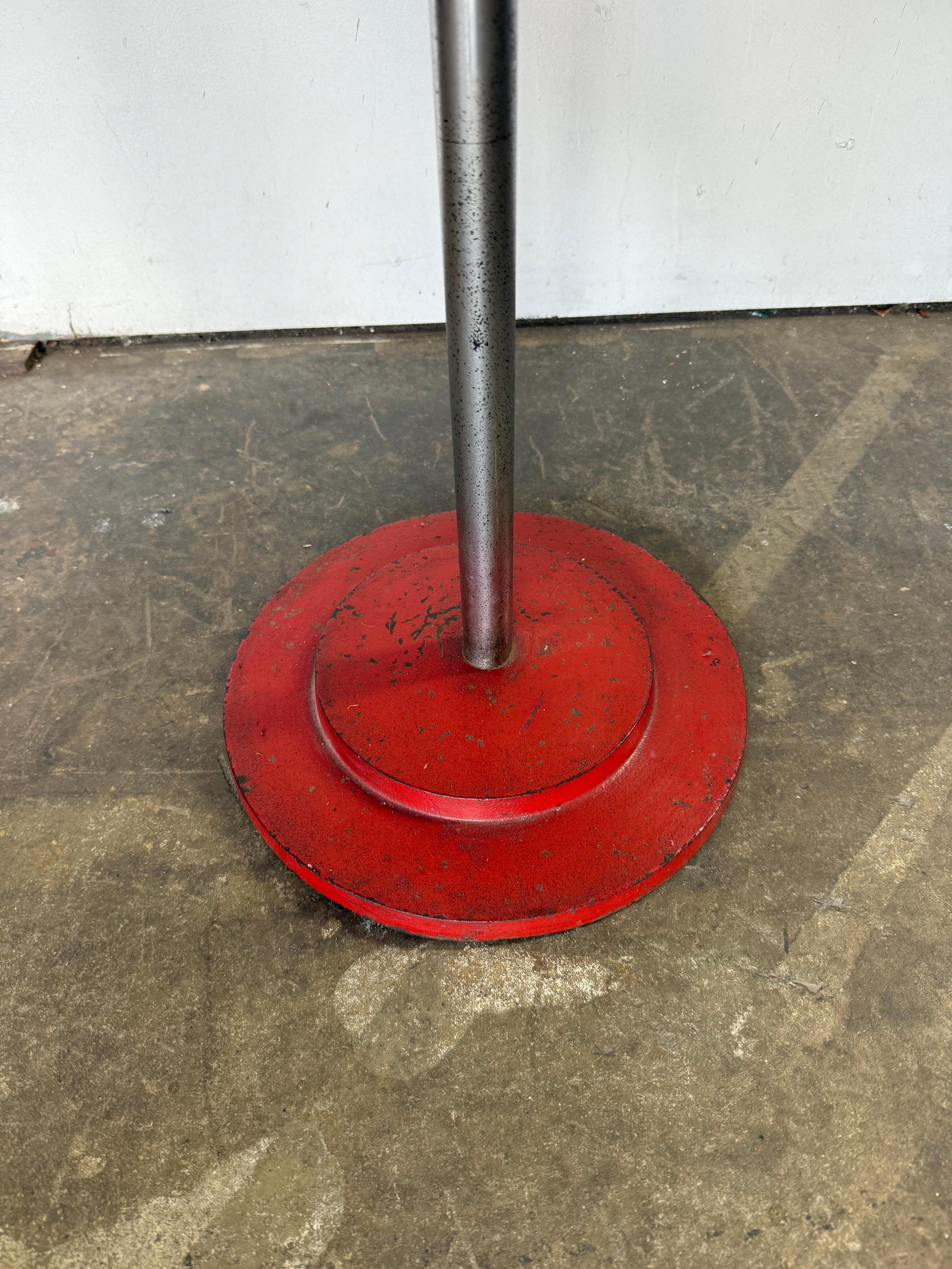 Porte-manteau Art déco en acier massif à base rouge. Porte-manteau déco très bien conçu avec une base à étages rouge. Âge de la machine. Fabriqué aux États-Unis. 

Situé à Brooklyn NYC

74