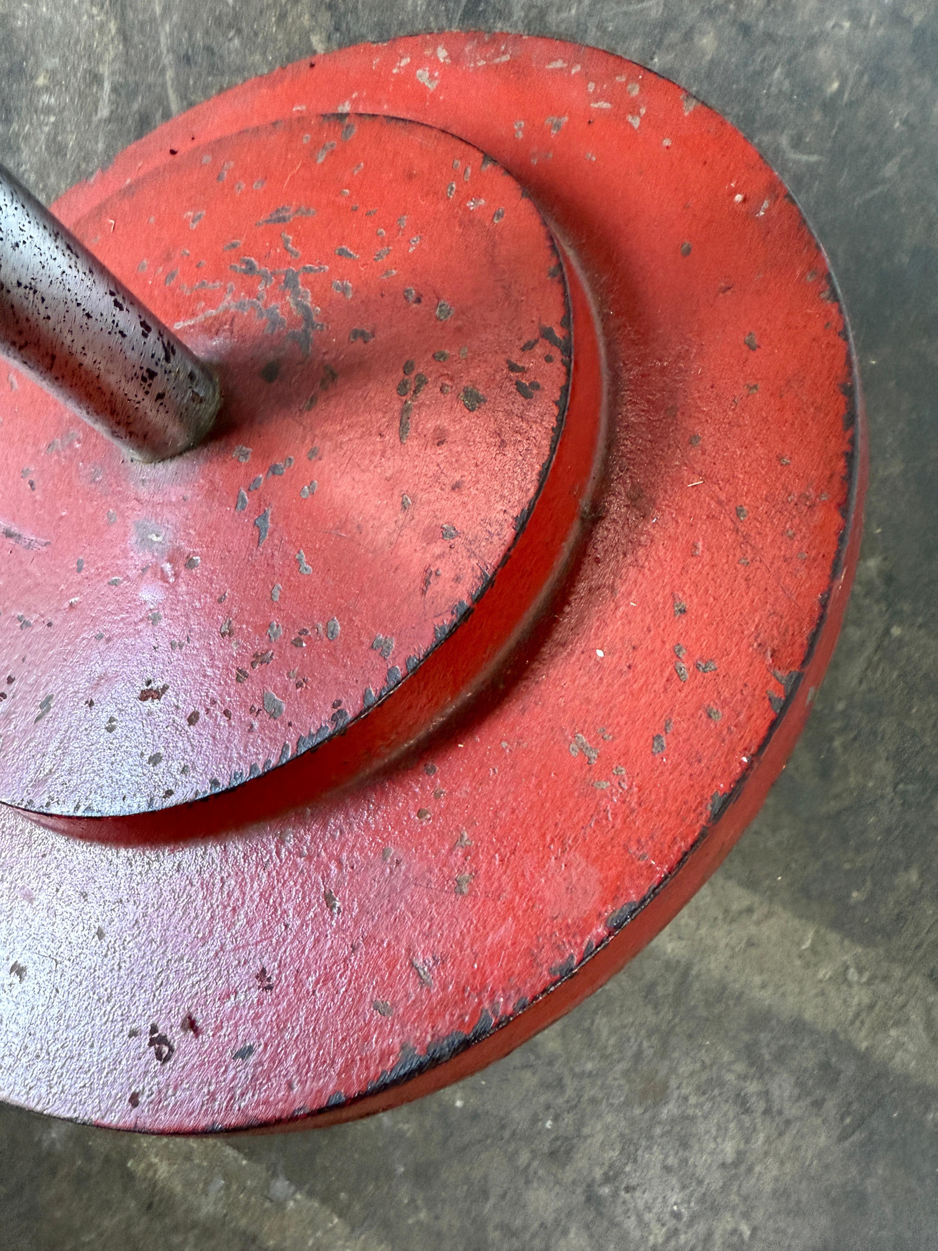 Milieu du XXe siècle Porte-manteau sur pied Art déco en acier massif de l'époque des machines, base rouge en vente