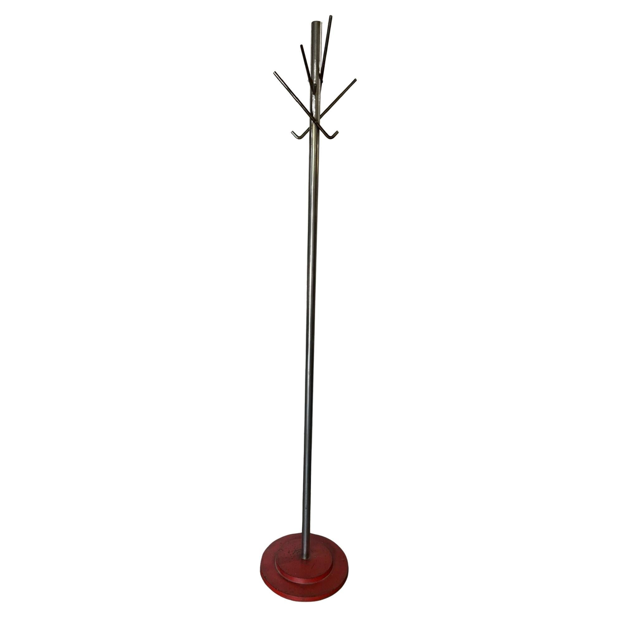 Porte-manteau sur pied Art déco en acier massif de l'époque des machines, base rouge en vente