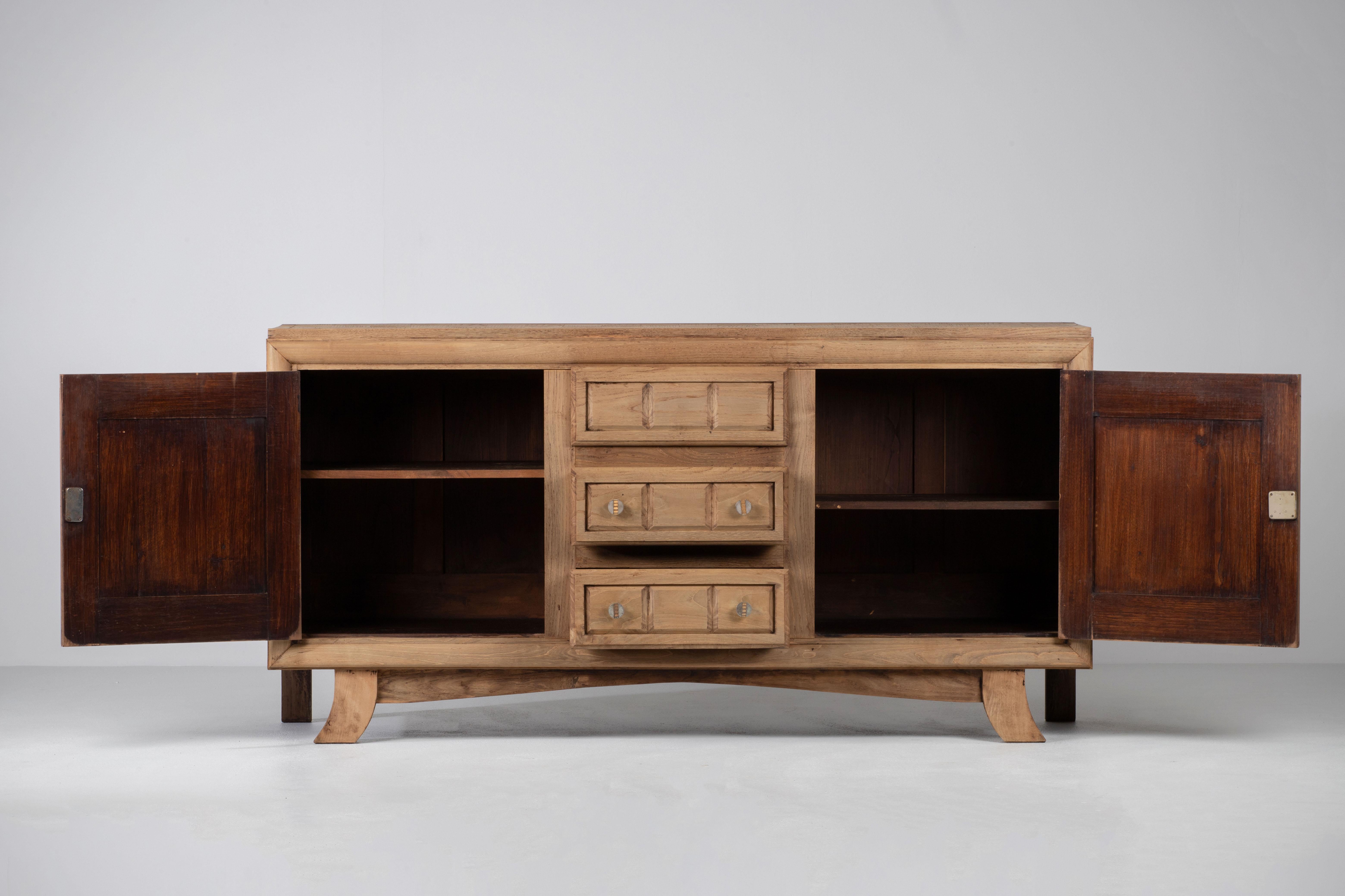 Art Deco Solid Oak Credenza, France, 1940s In Good Condition For Sale In Wiesbaden, DE