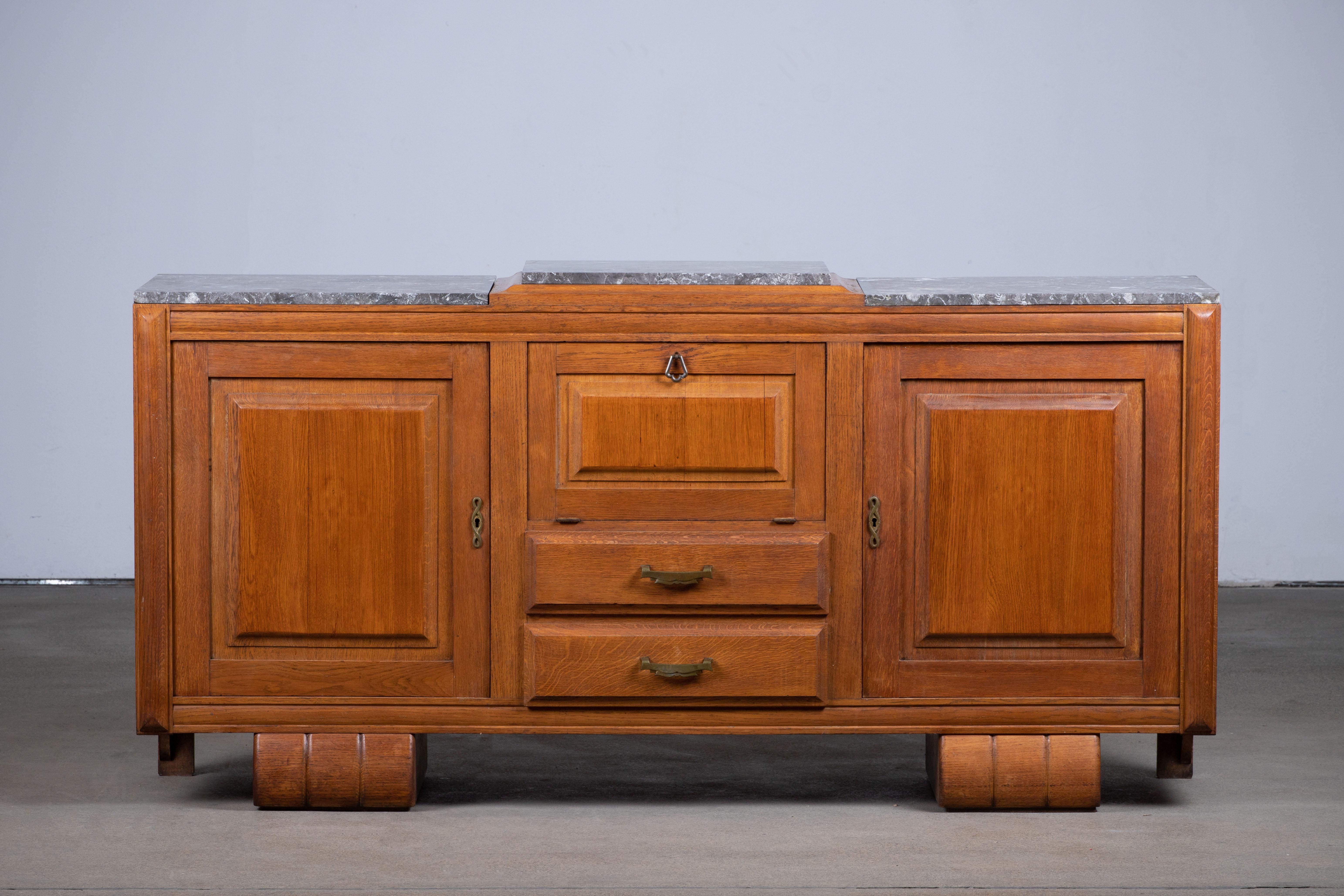 Grand buffet Art Déco, France, 1940.
La crédence se compose de trois rangements avec une porte centrale sculptée à la main.
Les structures en bois raffinées des portes créent une combinaison frappante avec le meuble, par ailleurs robuste et