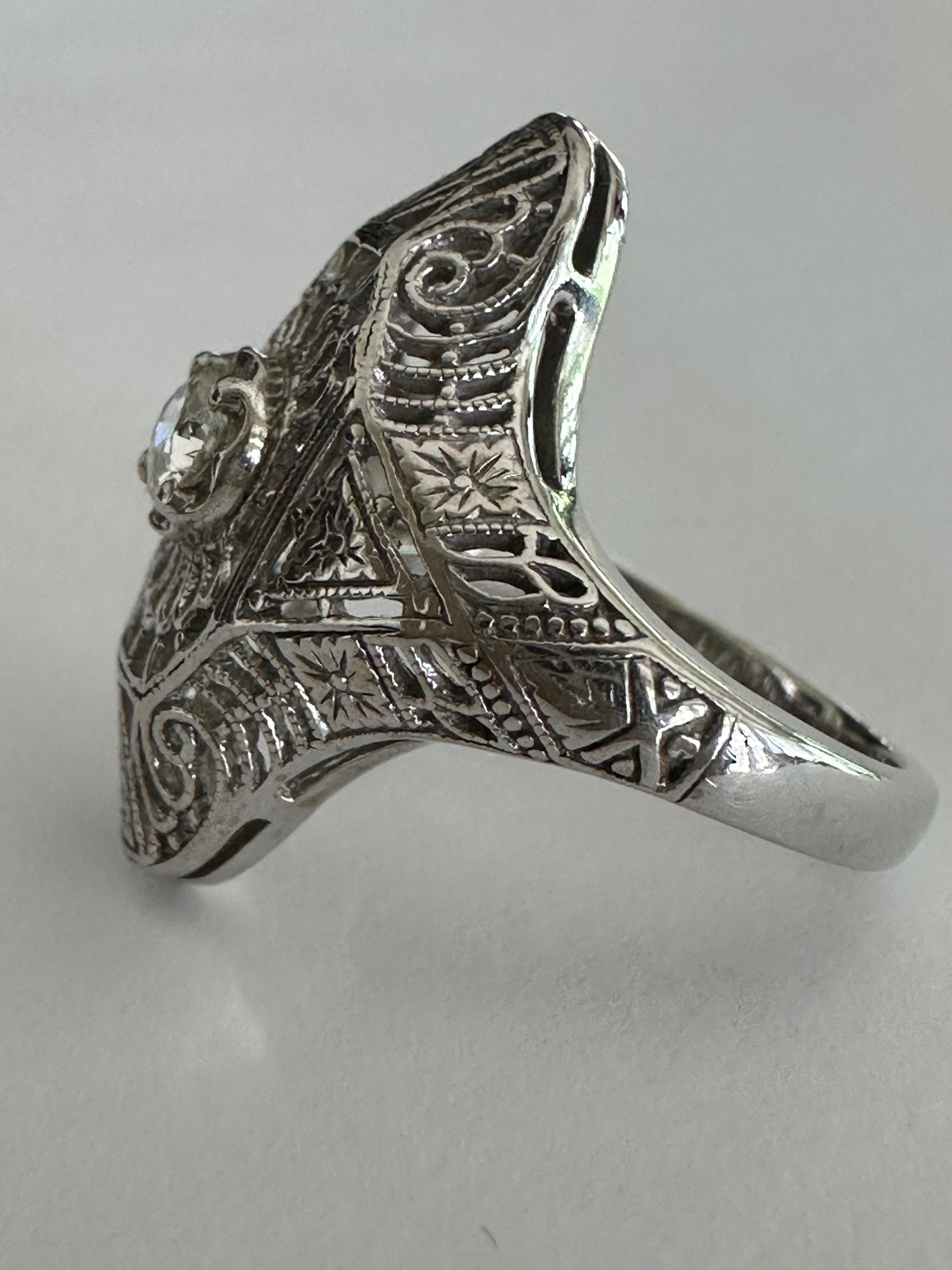 Dieses in den 1940er Jahren gefertigte Band in Form einer späten Art-Déco-Navette aus 14-karätigem Weißgold zeichnet sich durch einen einzelnen Diamanten im Old-European-Cut-Schliff (Farbe: I, Reinheit: SI) von ca. 0,20 Karat und eine feine