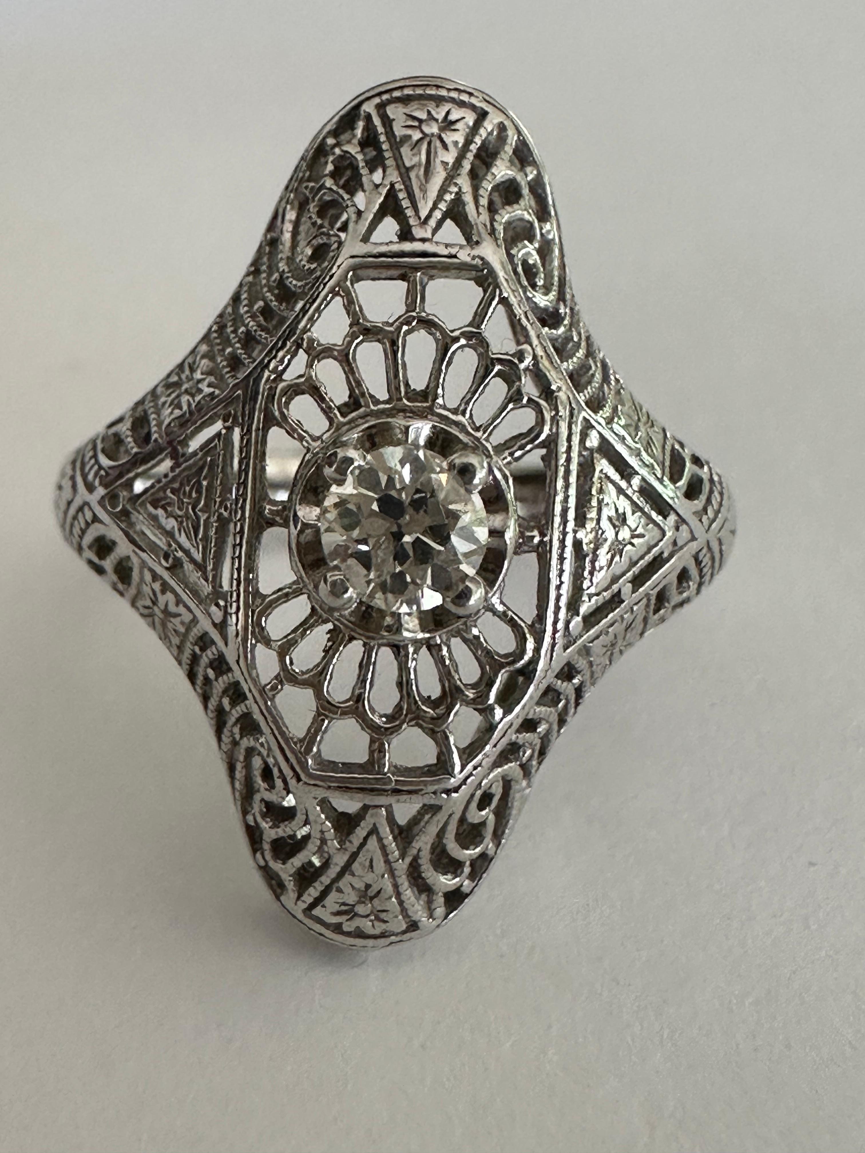 Art Deco Solitär Diamant und Filigran Dinner Ring im Angebot 1
