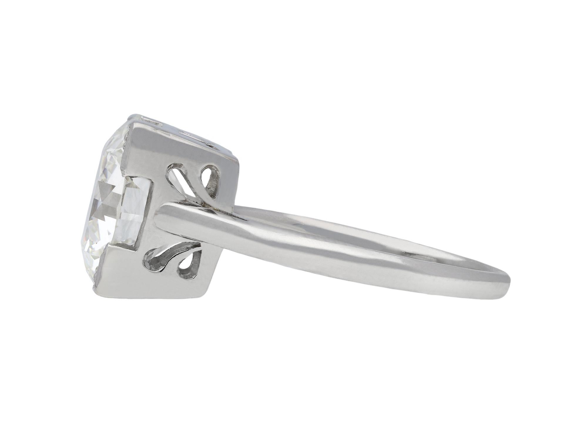 Anillo solitario de diamantes Art Déco. Engastado con un diamante central redondo talla antigua, color I, pureza SI1, con un peso aproximado de 4,17 quilates, en un engaste de garras con la parte posterior abierta, en un diseño de solitario angular