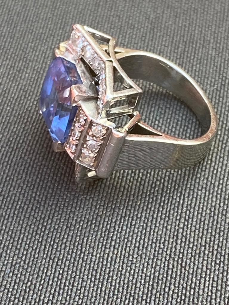 Women's or Men's Art Deco Solitaire Ring, Sapphire circa 6, 30 Carats, Diamonds and Platinum For Sale