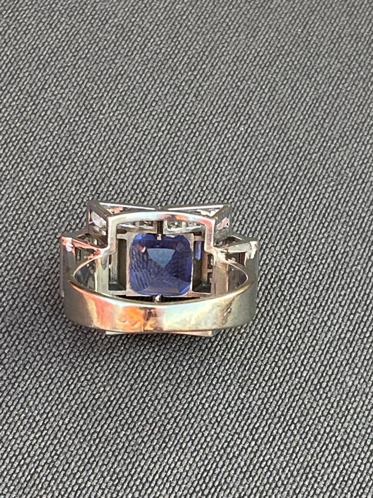 Art Deco Solitaire Ring, Sapphire circa 6, 30 Carats, Diamonds and Platinum For Sale 1