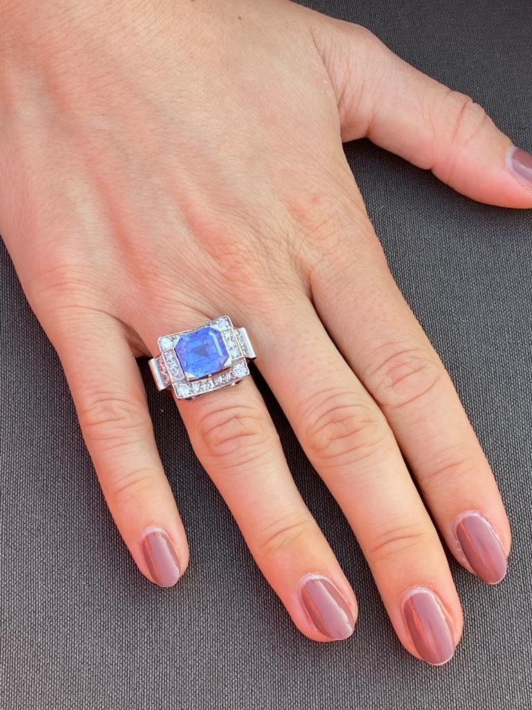 Art Deco Solitaire Ring, Sapphire circa 6, 30 Carats, Diamonds and Platinum For Sale 2