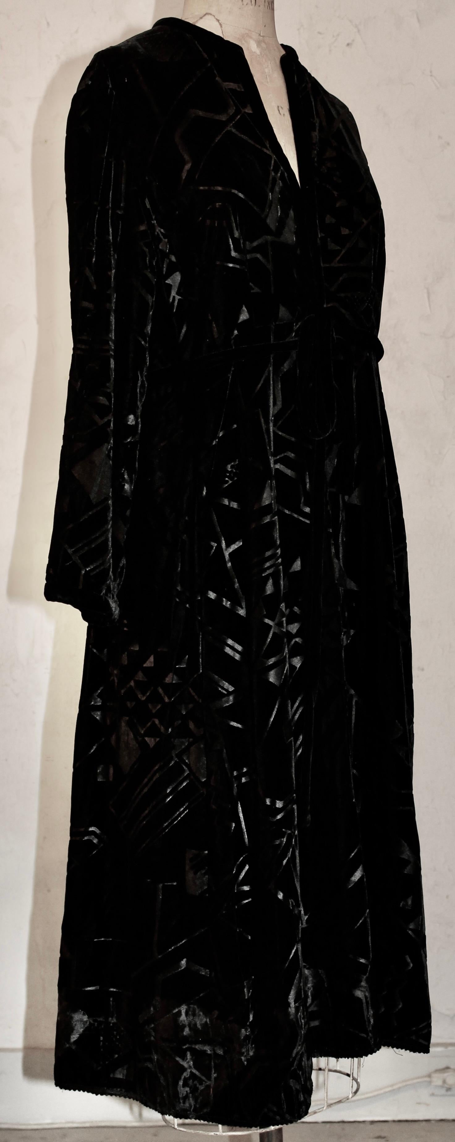 Schwarzes Abendkleid aus gefüttertem Samt im Art Deco-Stil von Sonia Delaunay, Levine & Smith im Angebot 6