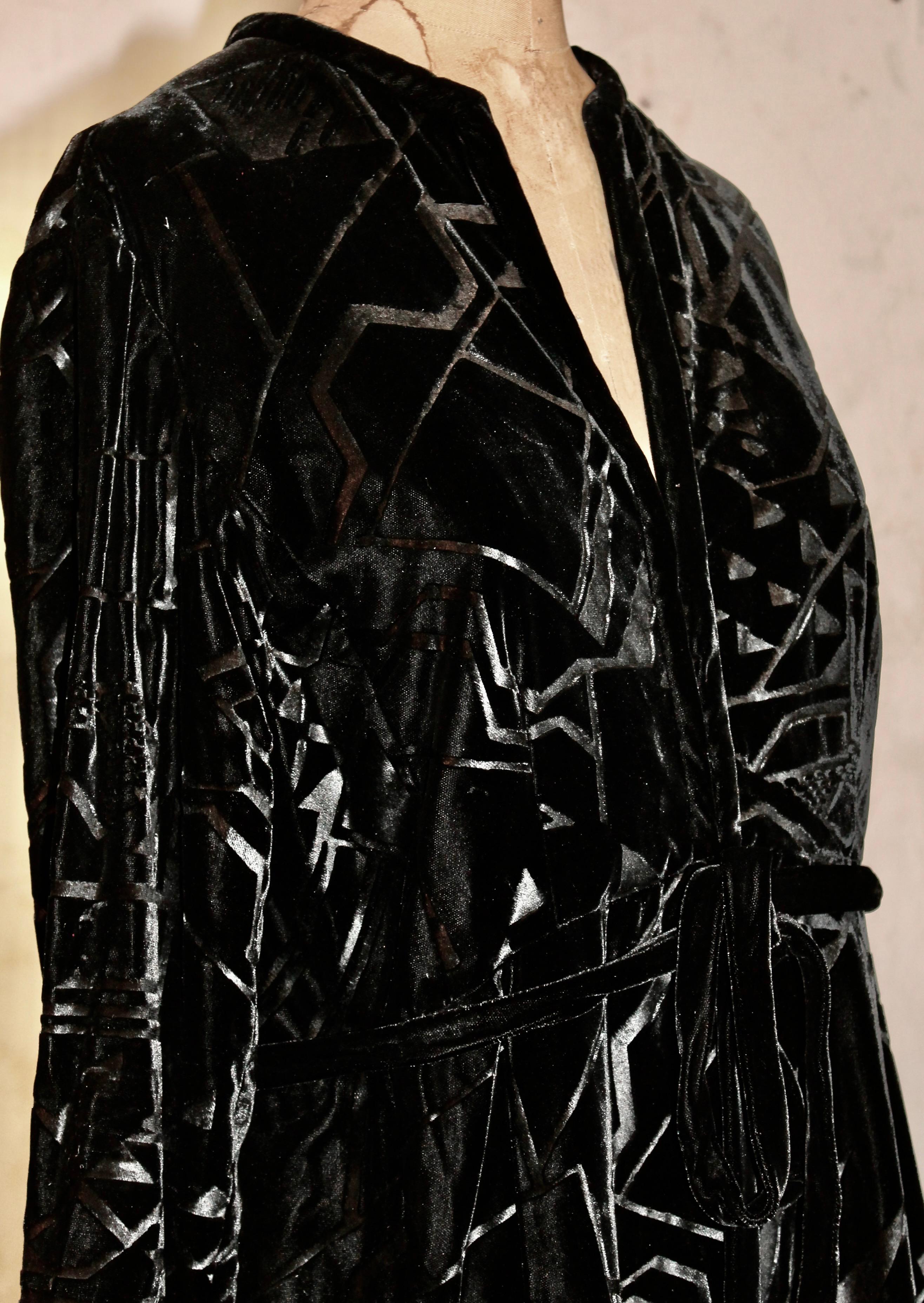 Schwarzes Abendkleid aus gefüttertem Samt im Art Deco-Stil von Sonia Delaunay, Levine & Smith im Angebot 7
