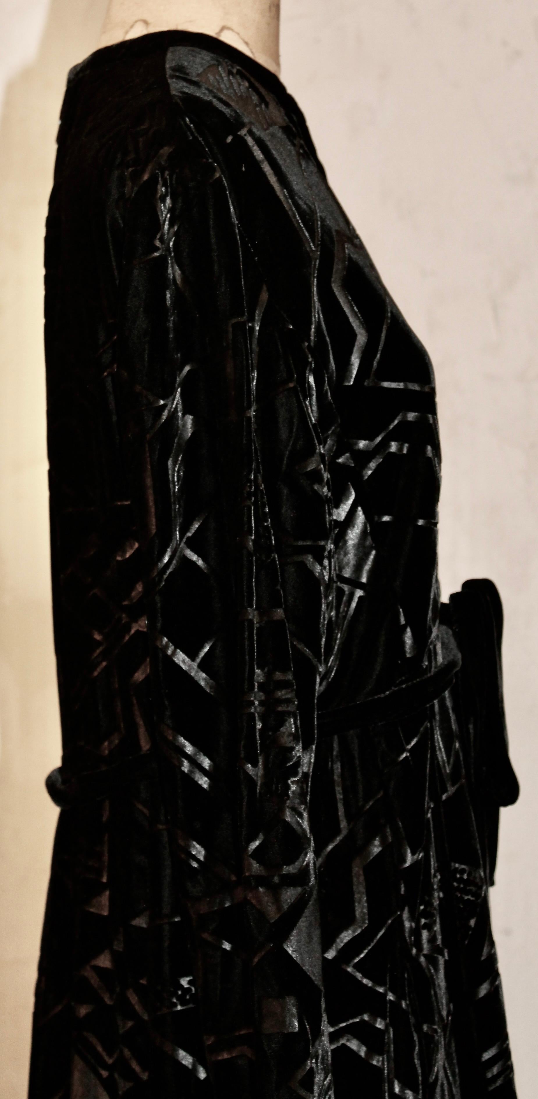 Schwarzes Abendkleid aus gefüttertem Samt im Art Deco-Stil von Sonia Delaunay, Levine & Smith im Angebot 9