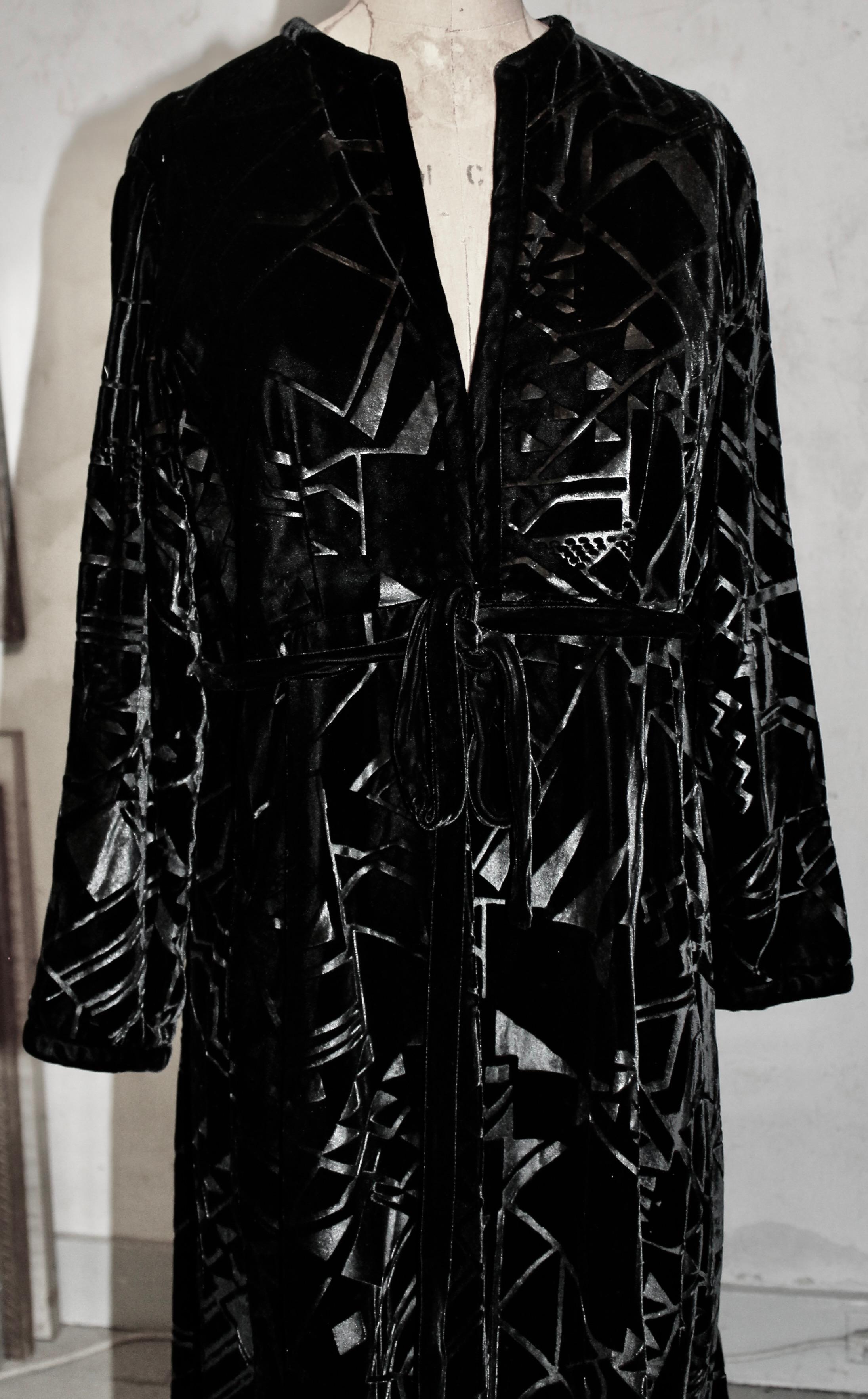 Schwarzes Abendkleid aus gefüttertem Samt im Art Deco-Stil von Sonia Delaunay, Levine & Smith im Zustand „Gut“ im Angebot in Sharon, CT