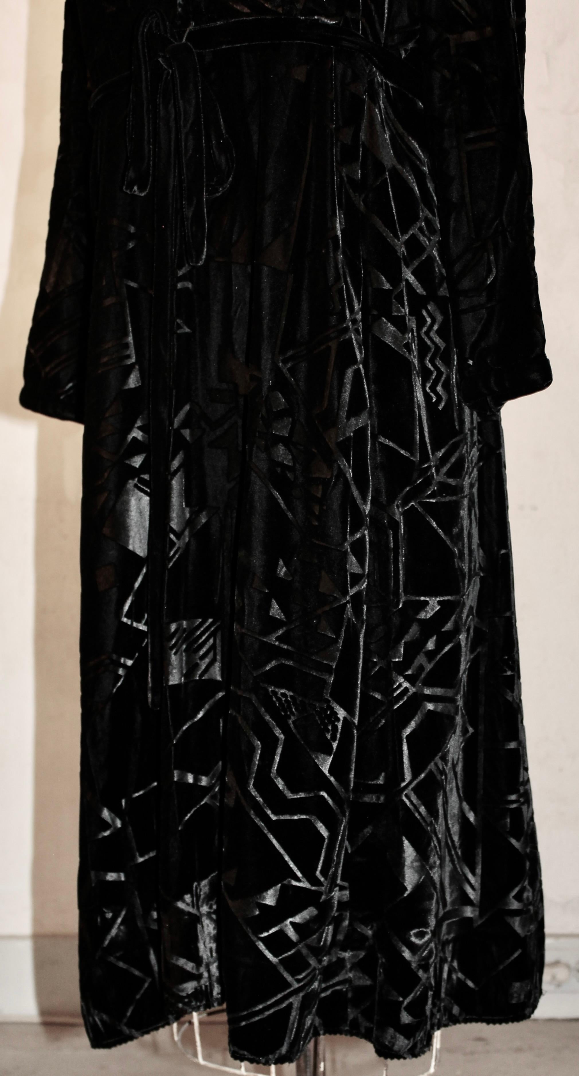 Schwarzes Abendkleid aus gefüttertem Samt im Art Deco-Stil von Sonia Delaunay, Levine & Smith Damen im Angebot