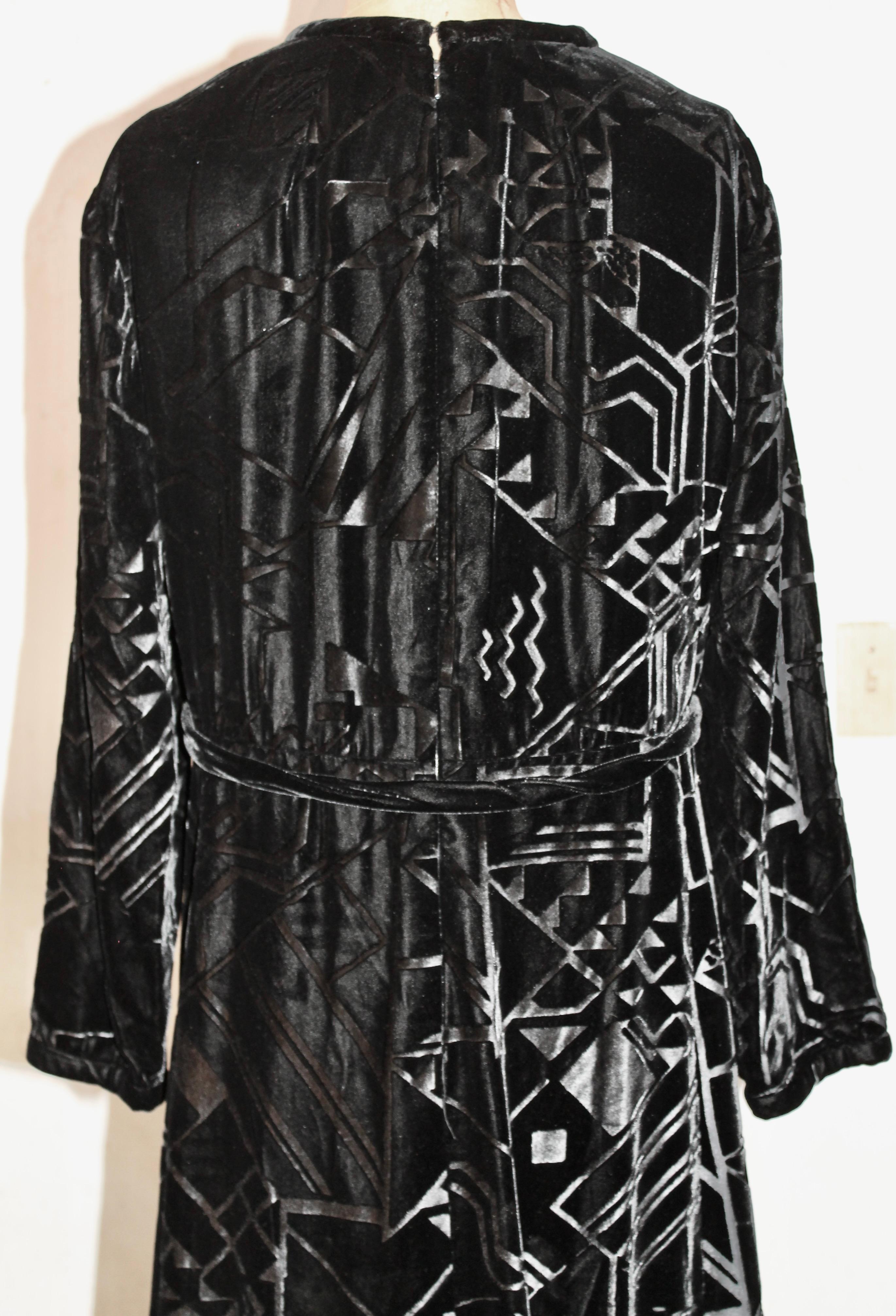 Schwarzes Abendkleid aus gefüttertem Samt im Art Deco-Stil von Sonia Delaunay, Levine & Smith im Angebot 3