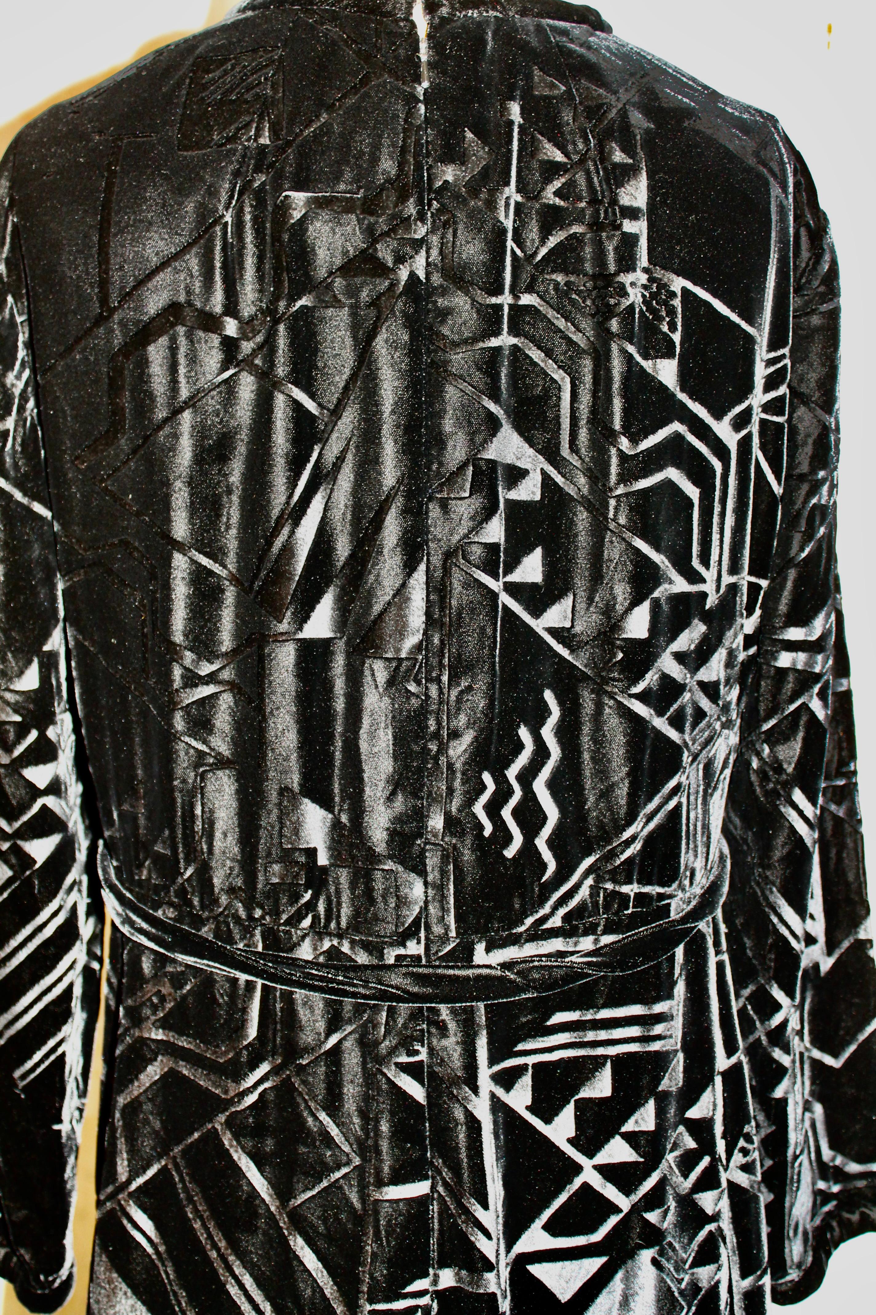 Schwarzes Abendkleid aus gefüttertem Samt im Art Deco-Stil von Sonia Delaunay, Levine & Smith im Angebot 4