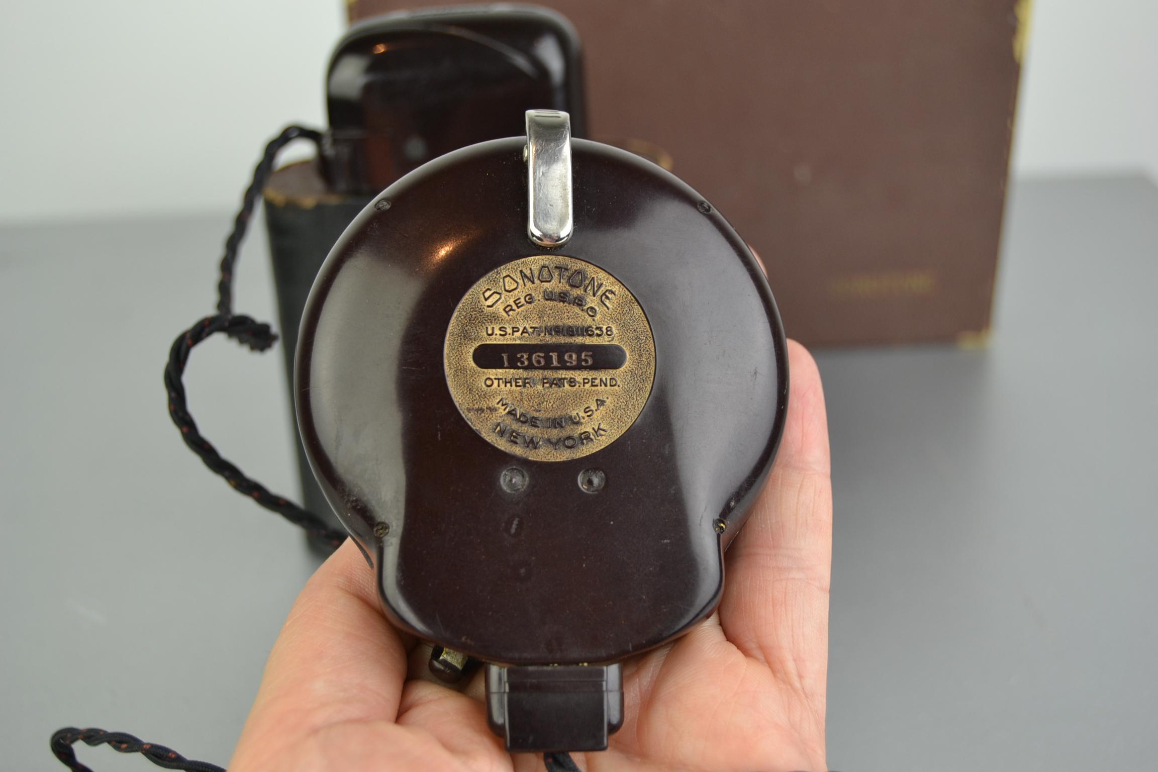 Art Deco Sonotone Bakelite Hearing Aid with Witte Kat Battery Box In Good Condition In Antwerp, BE