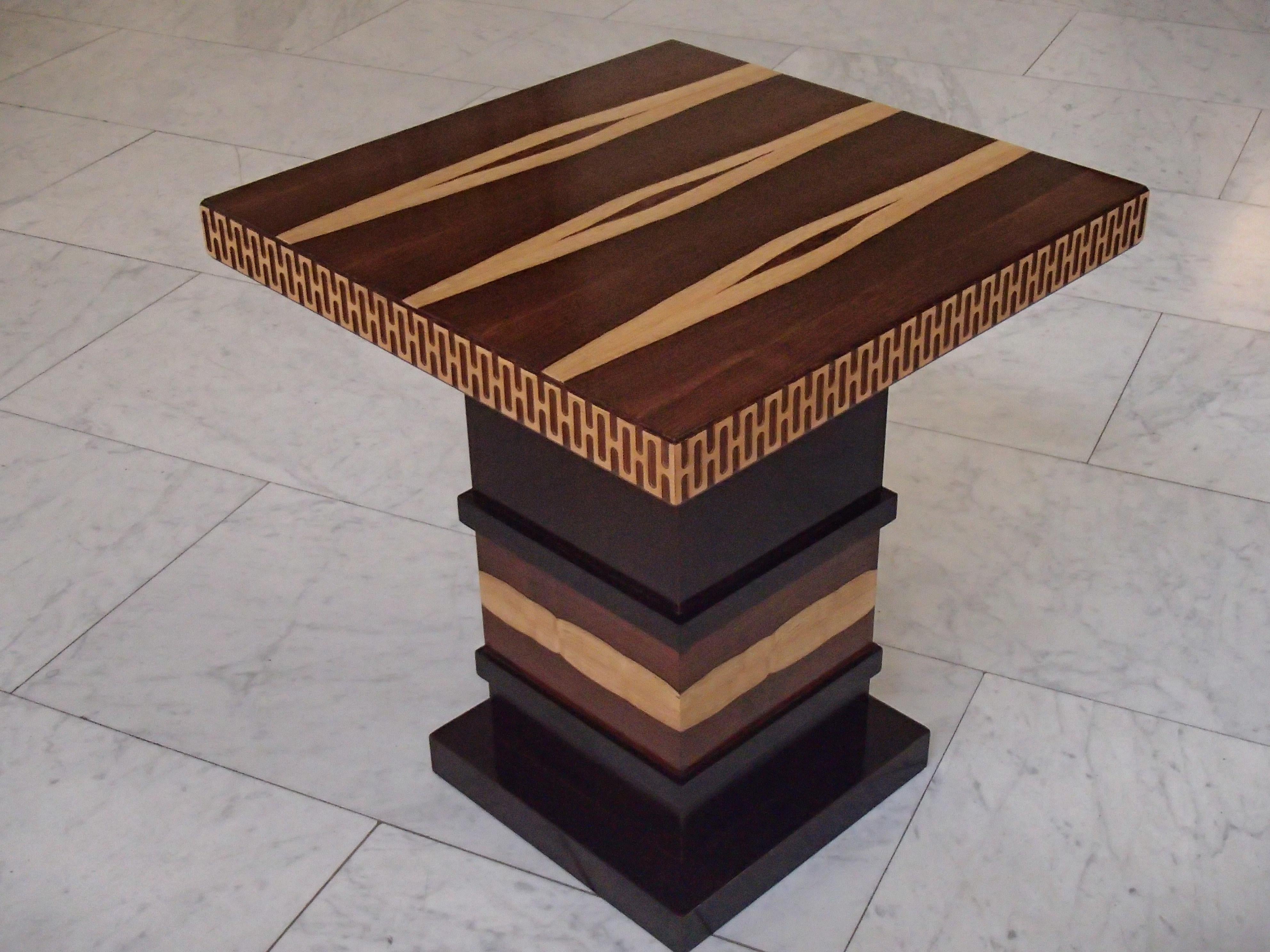 Raffinierter dekorativer Art-Déco-Tisch mit seltenem Etimoe-Furnier im Angebot 8