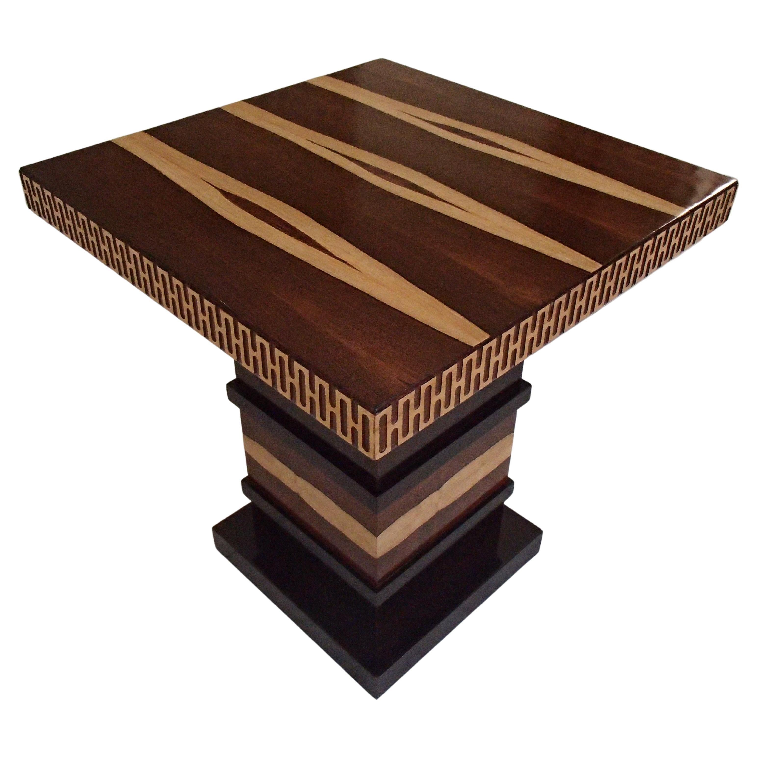 Raffinierter dekorativer Art-Déco-Tisch mit seltenem Etimoe-Furnier im Angebot