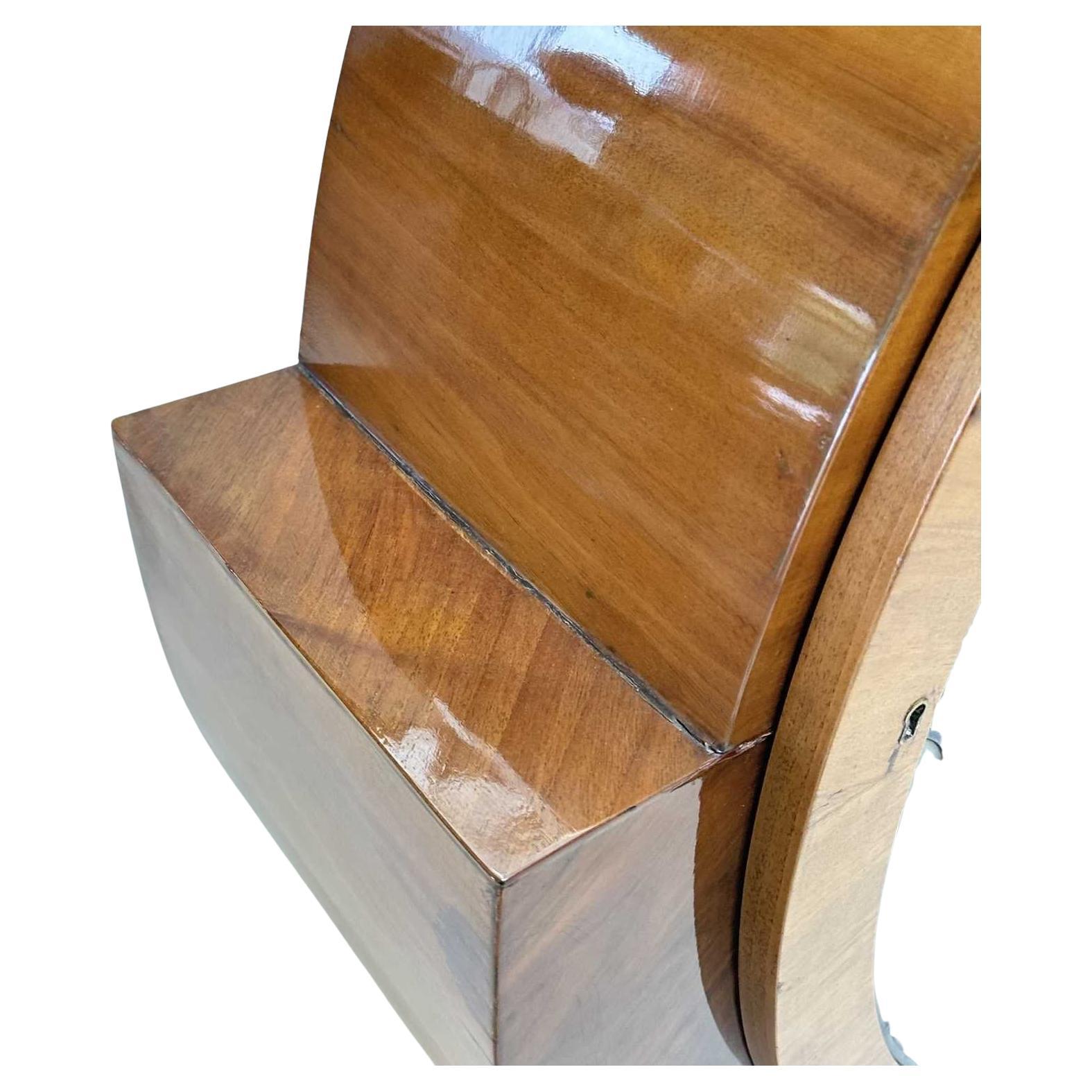 Fabelhafter, originaler Art-Déco-Vitrinenschrank aus den 1930er Jahren. Eine sehr ungewöhnliche Form, die wir bisher noch nicht hatten. Dieser Schrank bietet im Inneren eine großzügige Ausstellungsfläche für Ihre 
