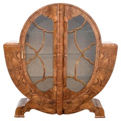Spektakulärer Vitrinenschrank im Art déco-Stil aus Nussbaumholz, englisch, um 1930 Spektakulärer Vitrinenschrank im Art déco-Stil aus Nussbaumholz, englisch, um 1930