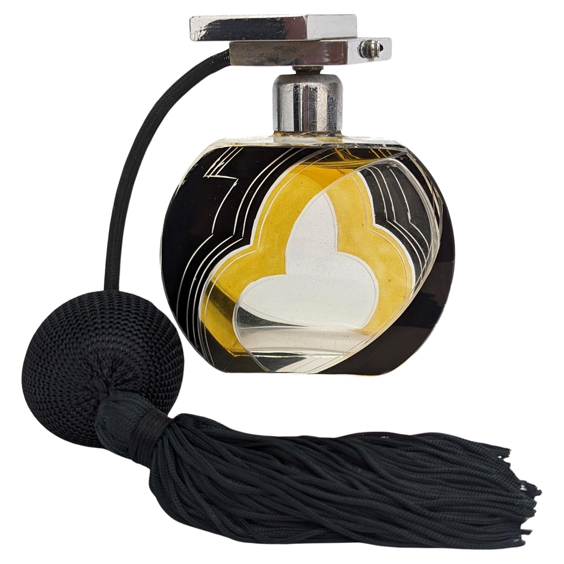 Esta belleza no puede confundirse con ninguna otra época, tiene todas las campanas y silbatos que un coleccionista de Art Decó podría desear. Precioso atomizador de perfume checo Art Decó, muy grande y sustancial, que data de la década de 1930. Es