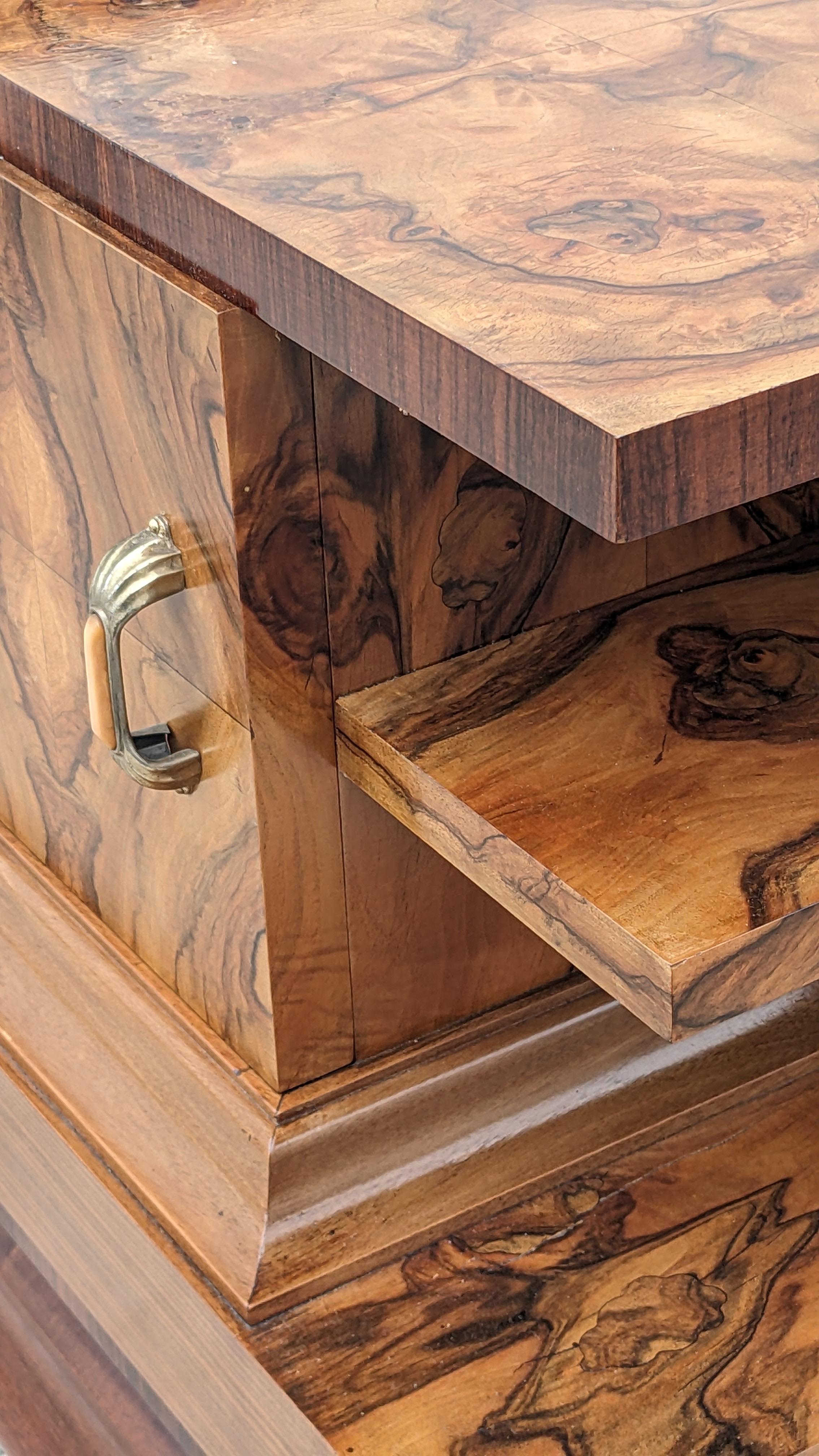Art Deco Spectacular Single Walnut Italian Bedside Cabinet Table, c1930 For Sale 7