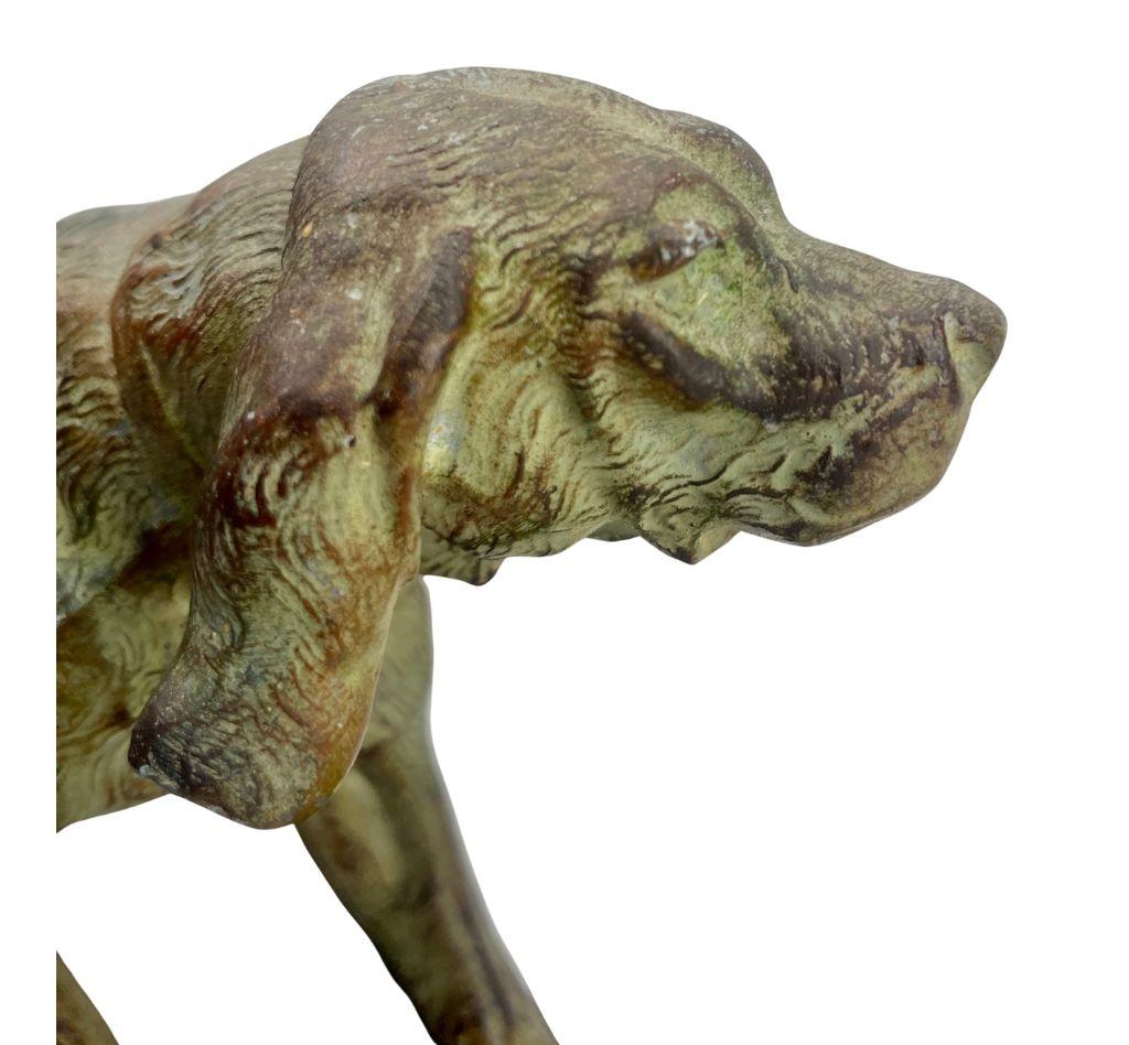 Art Deco. Spelter Bonzed Darstellung eines Bluthundes aus Zinn  Marmorsockel Signiert: BERNI im Angebot 3