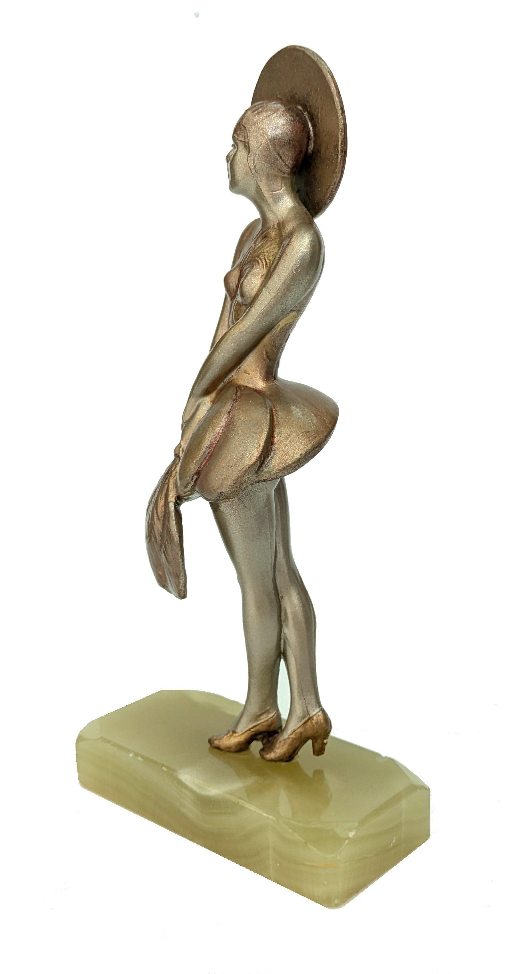 Per la tua considerazione c'è questa affascinante figura femminile in spelta Art Deco. La figura raffigura una donna nella tipica moda degli anni '20/'30 che tiene in mano due grandi piume. La base è in onice verde e presenta qualche ammaccatura, ma