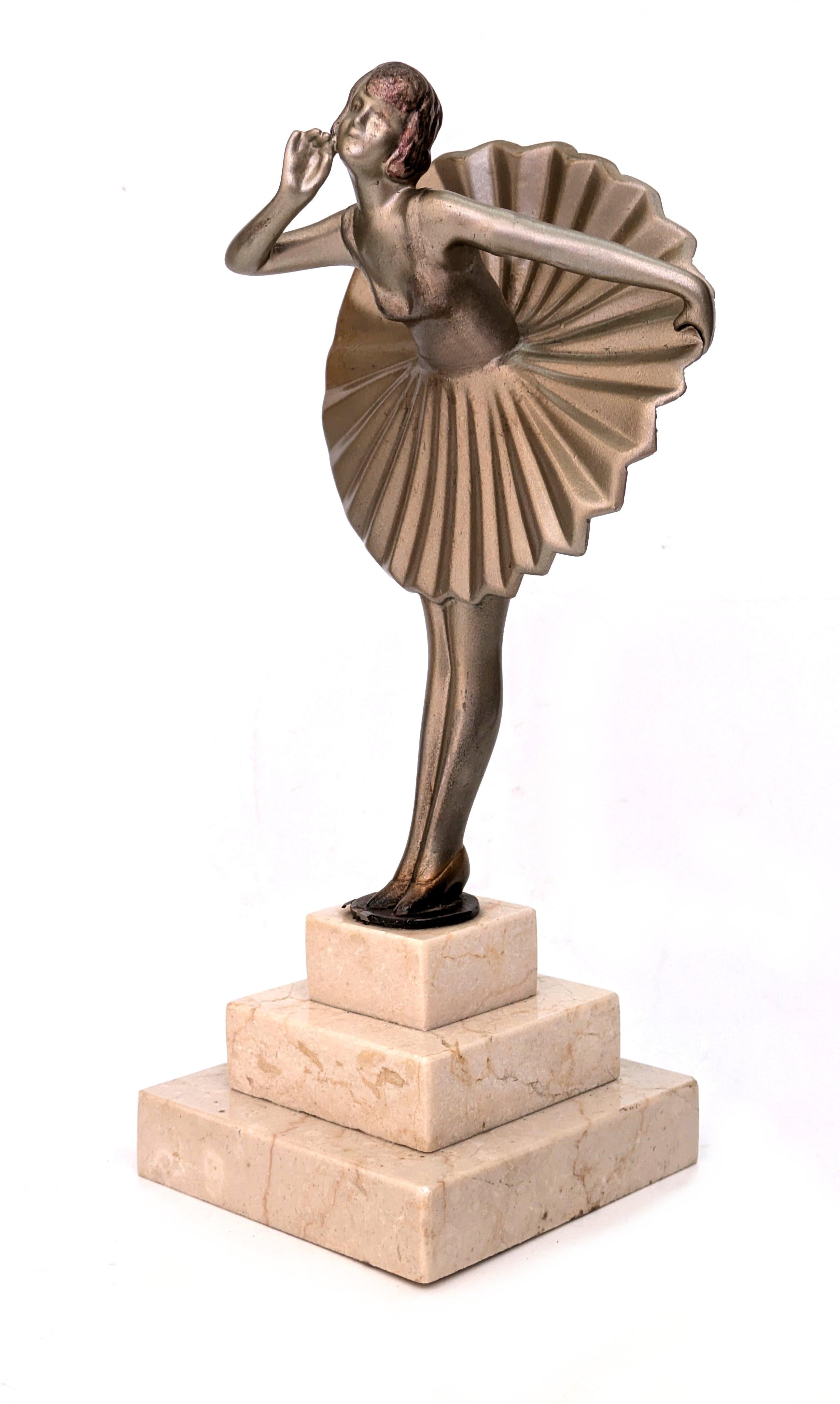 Per la tua considerazione c'è questa figura di spelta Art Deco molto affascinante. La figura raffigura una ballerina in punta di piedi, tipica della moda degli anni '20/'30, con il suo taglio di capelli a caschetto e il vestito a pieghe. La base è