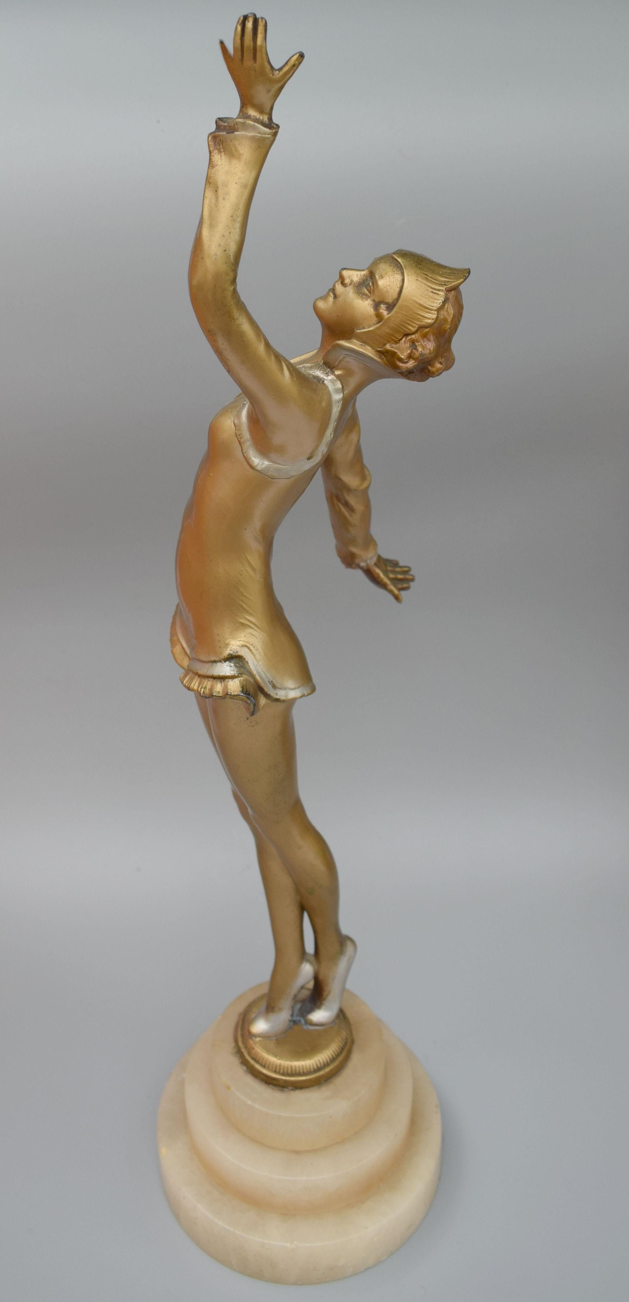 Art déco Femme figurative Art Déco en étain sur socle en albâtre, années 1930 en vente