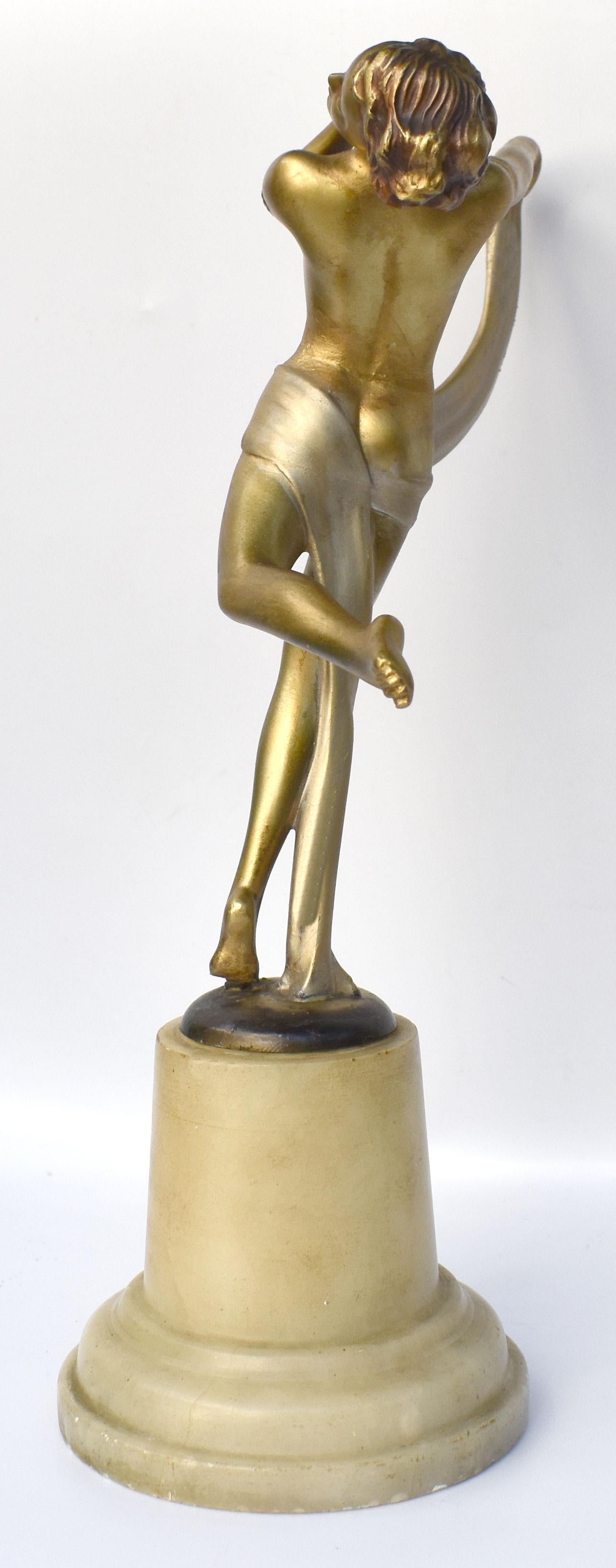 Figurale Art-Déco-Dame aus Zinn auf Alabastersockel, um 1930 im Angebot 1