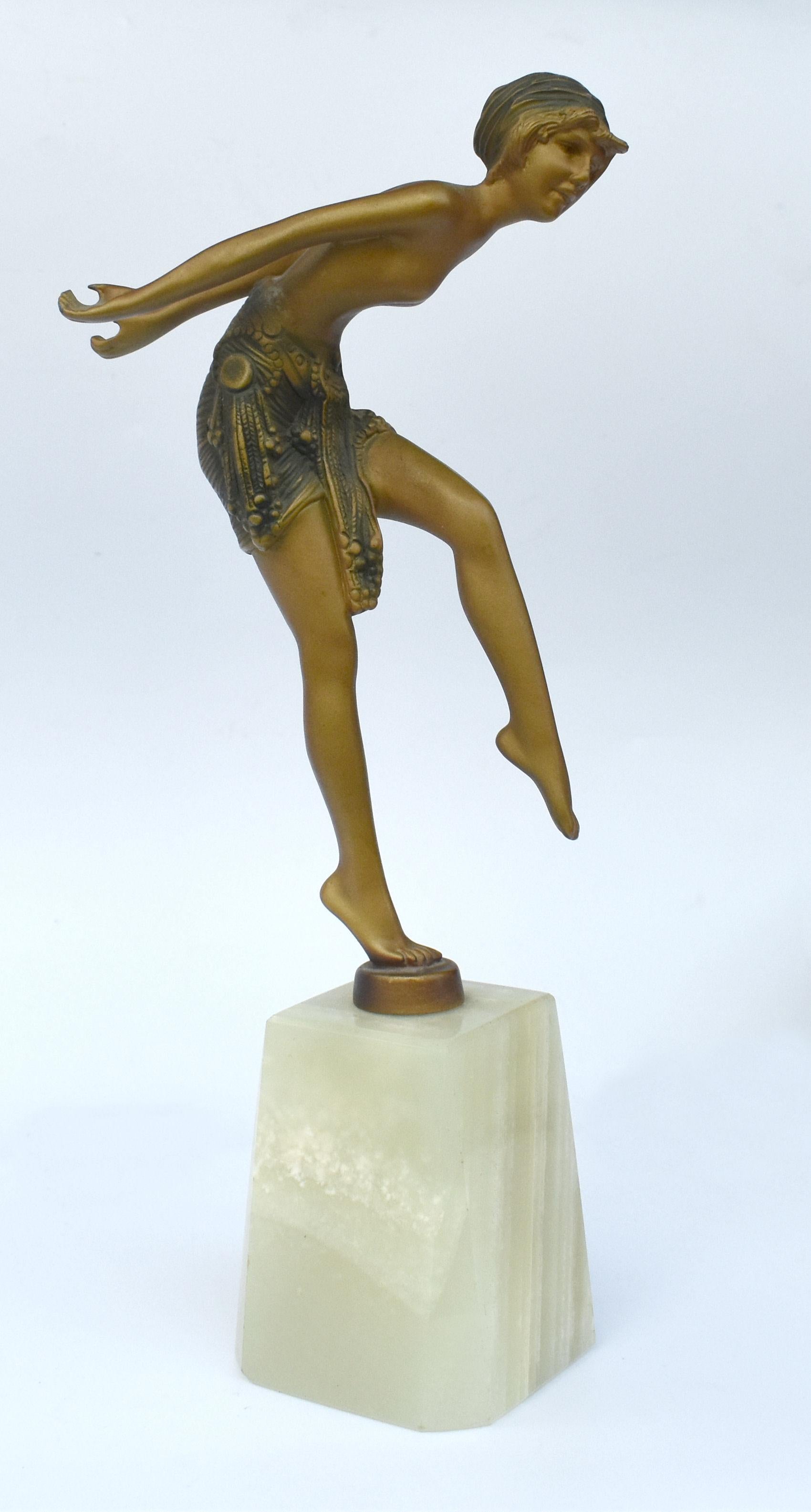 Eine sehr elegante und originelle Art-Déco-Figur aus den 1930er Jahren, die eine Dame aus kalt bemaltem Zinn darstellt. Sie steht auf einem Onyxsockel, der in gutem Zustand ist und keine Schäden aufweist. Sie ist in gutem Zustand mit normalen, aber