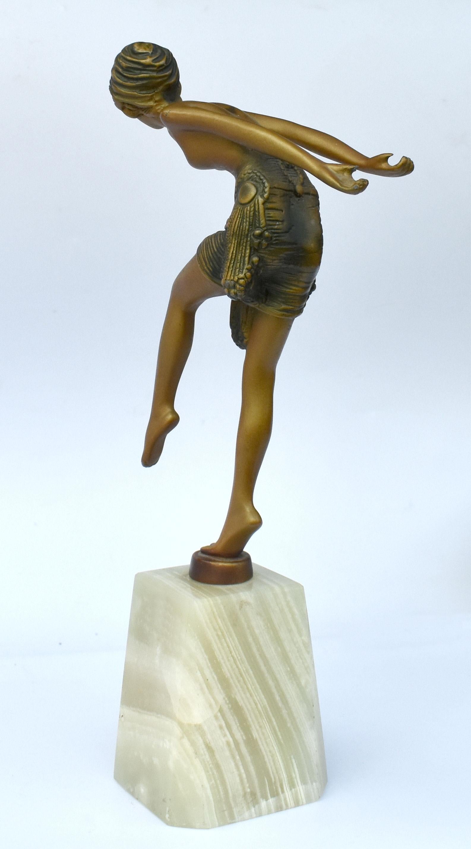 Figurale Art-Déco-Dame aus Zinn auf Onyxsockel, 1930er Jahre (Französisch) im Angebot
