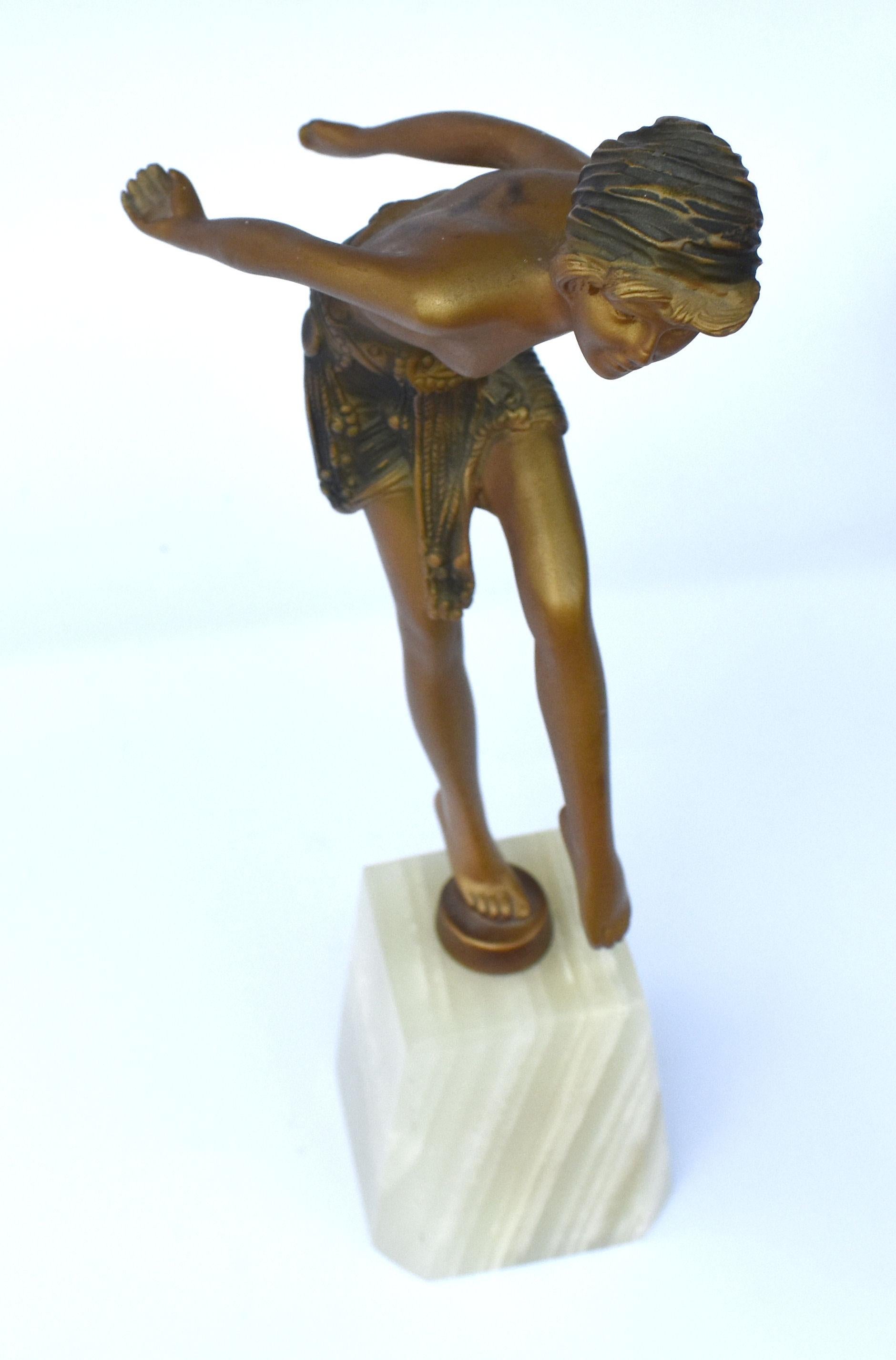Figurale Art-Déco-Dame aus Zinn auf Onyxsockel, 1930er Jahre im Angebot 1