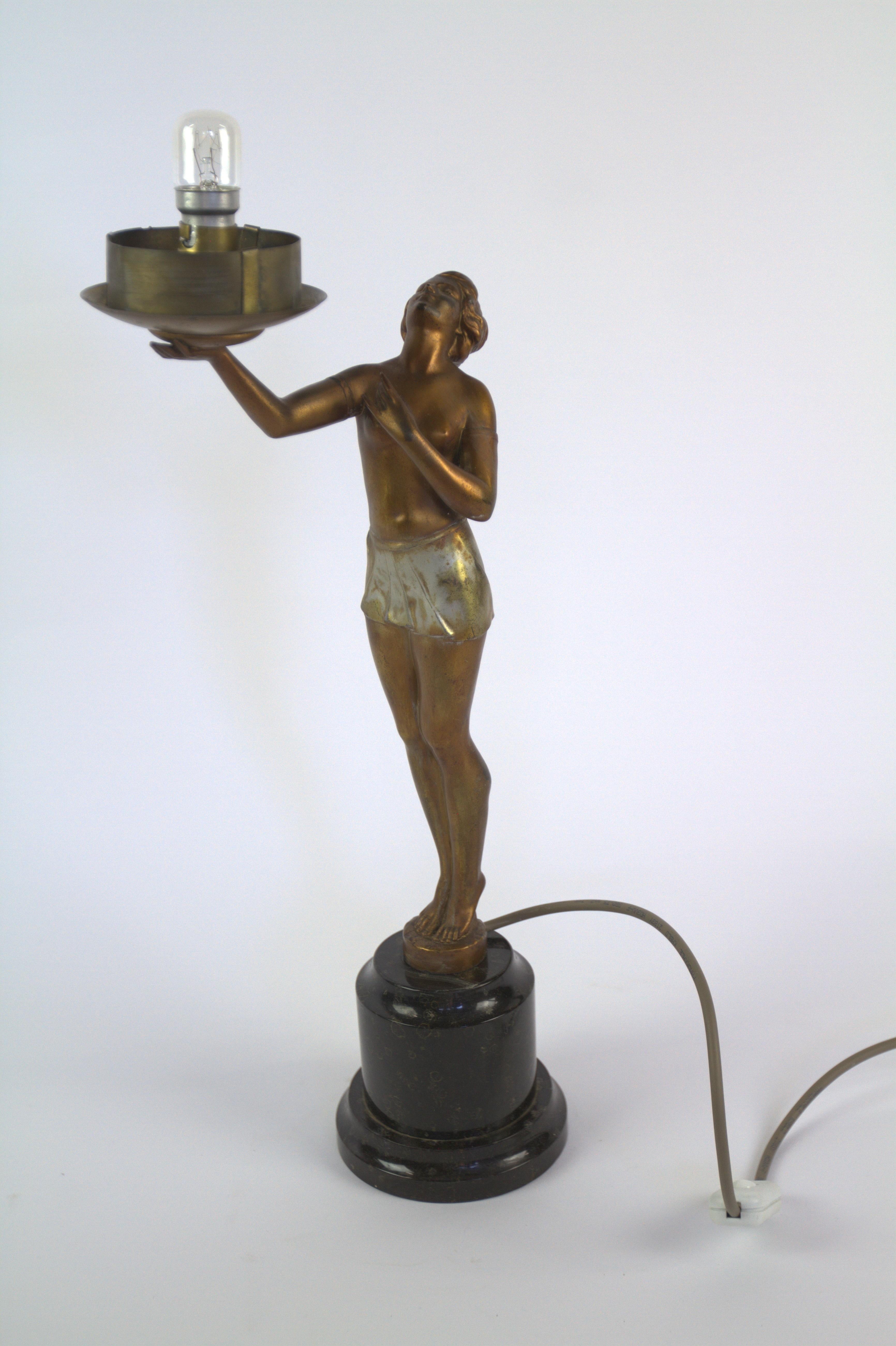 Lámpara Dama de Espeltro Art Decó circa 1930s
Color dorado con falda plateada
De pie sobre  Base circular de mármol negro
Recientemente recableado y Pat Testado
Pantalla esmaltada craquelada transparente
Buen estado original
Ligero desgaste en la