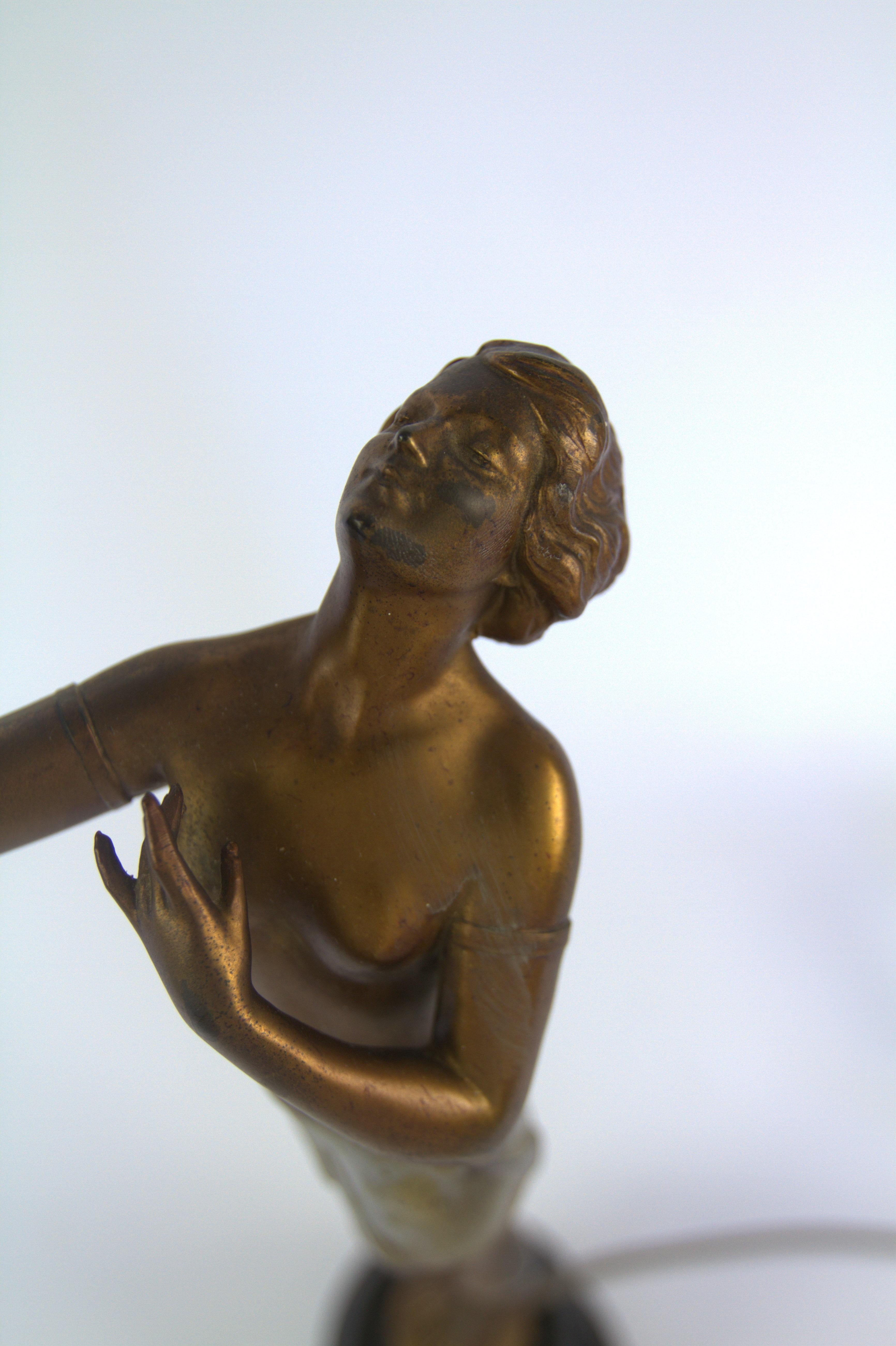Lámpara Dama de Espeltro Art Decó circa 1930s Spelter en venta