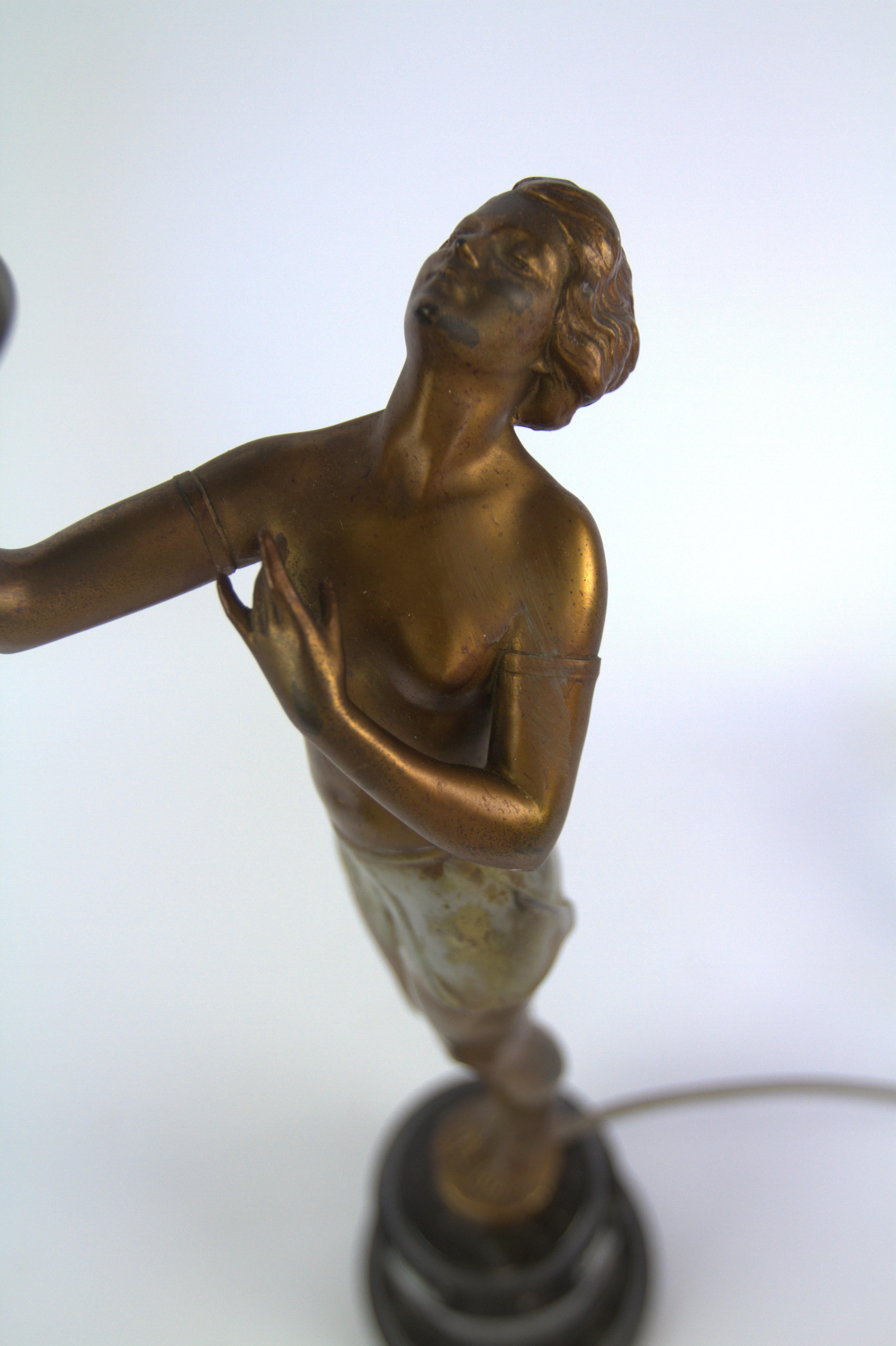 Lámpara Dama de Espeltro Art Decó circa 1930s en venta 1