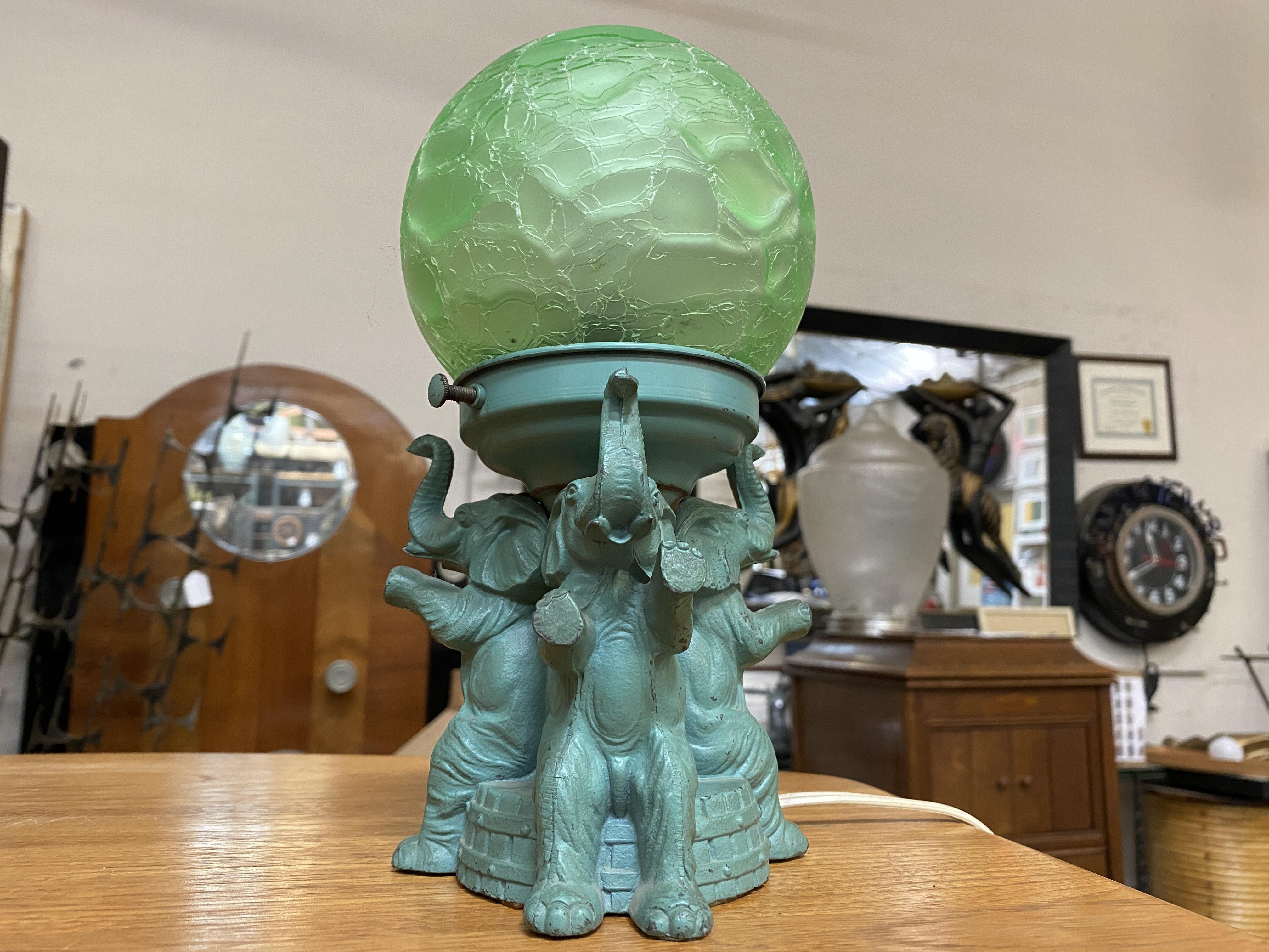 Lampe éléphant en métal zébré Art Déco avec abat-jour craquelé par A.P.T. NY en vente 6