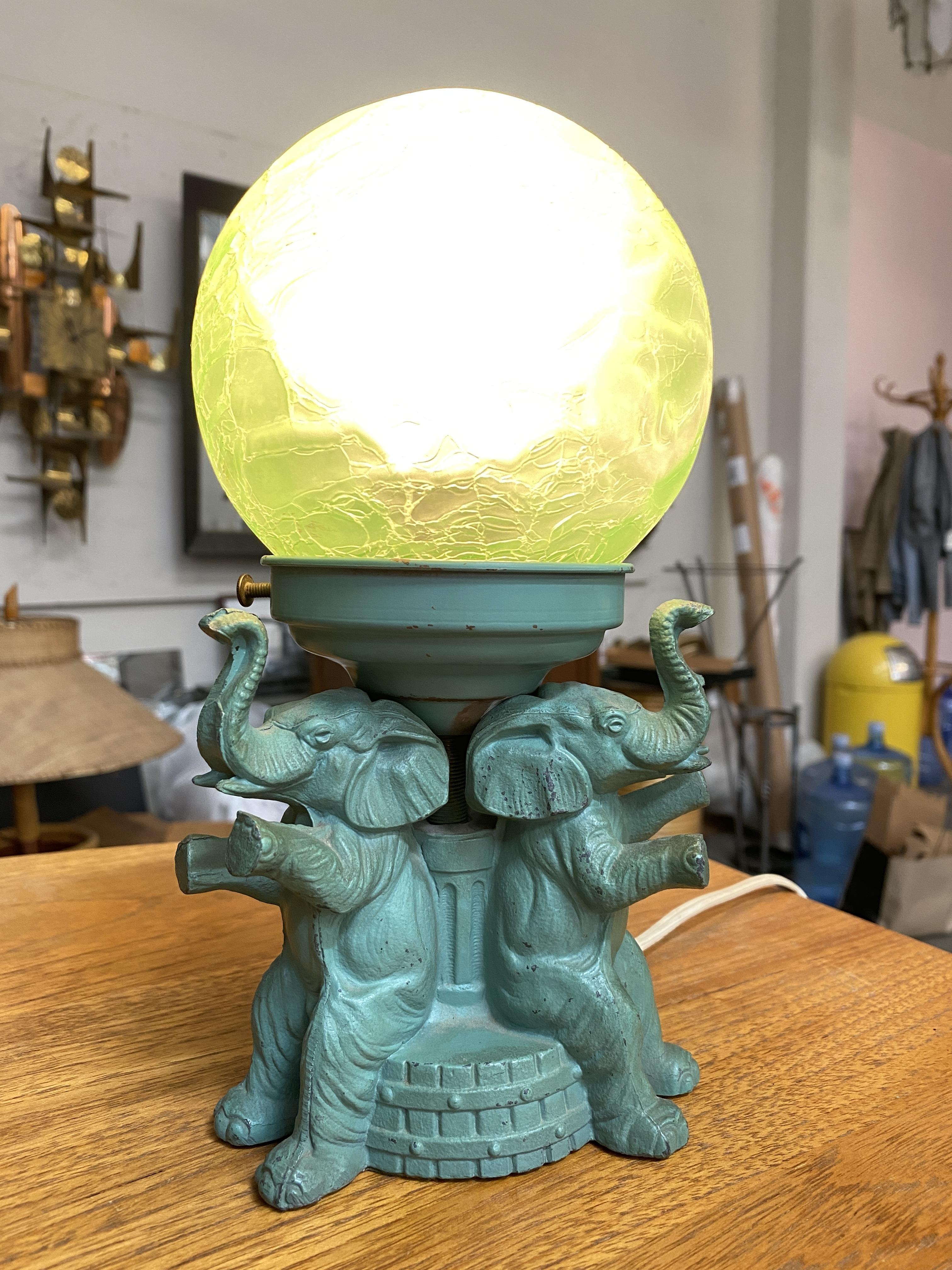 Lampe éléphant en métal zébré Art Déco avec abat-jour craquelé par A.P.T. NY en vente 1