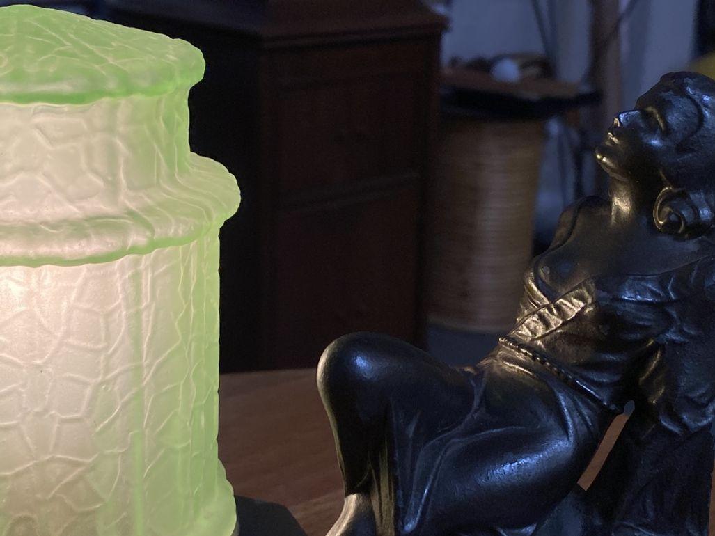 Lampe Art Déco en métal en forme de femme allongée avec lumière verte en vente 9