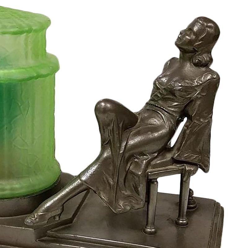 Métal Lampe Art Déco en métal en forme de femme allongée avec lumière verte en vente