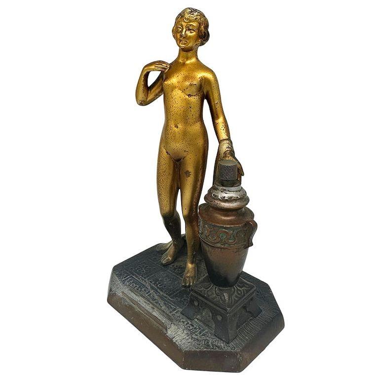Americano Art Deco Spelter Metal Nude Flapper Goddess Desktop Torch Tip Table Lighter in vendita