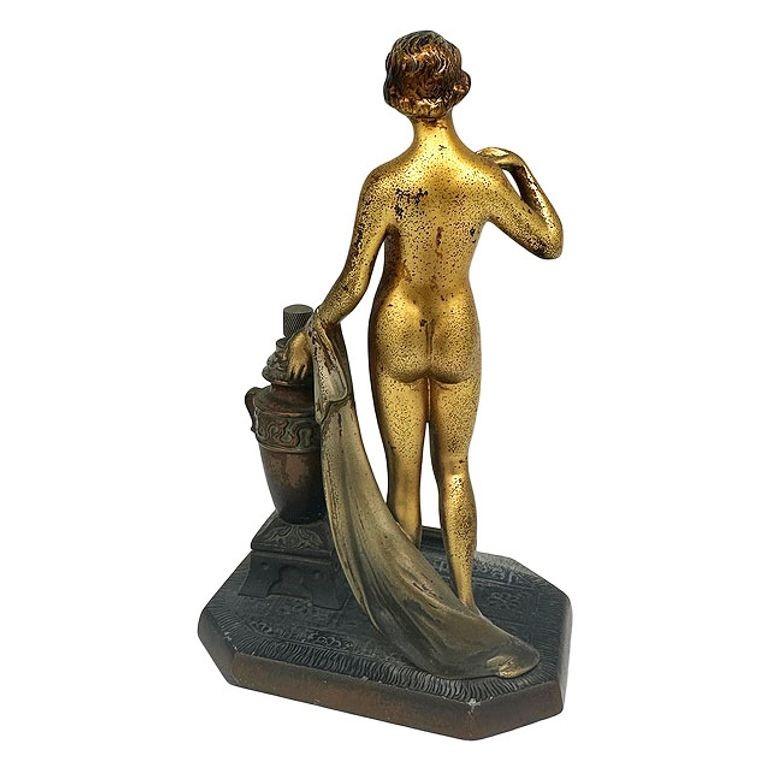 Metà XX secolo Art Deco Spelter Metal Nude Flapper Goddess Desktop Torch Tip Table Lighter in vendita