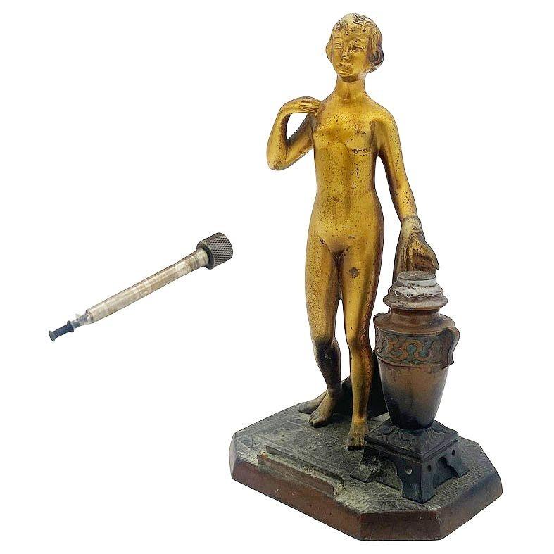 Art Deco Spelter Metal Nude Flapper Goddess Desktop Torch Tip Table Lighter in vendita 1