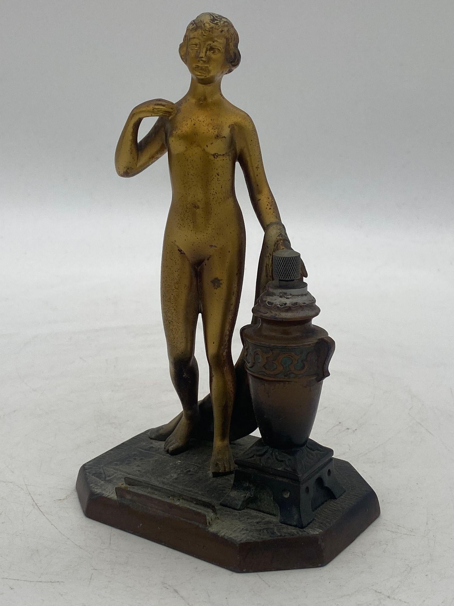 Lampe de table Art Déco nue déesse grecque déesse torch Tip Bon état - En vente à Van Nuys, CA