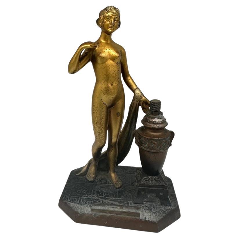 Encendedor de Mesa Art Decó de Metal Espelter Diosa Griega Desnuda con Punta de Antorcha