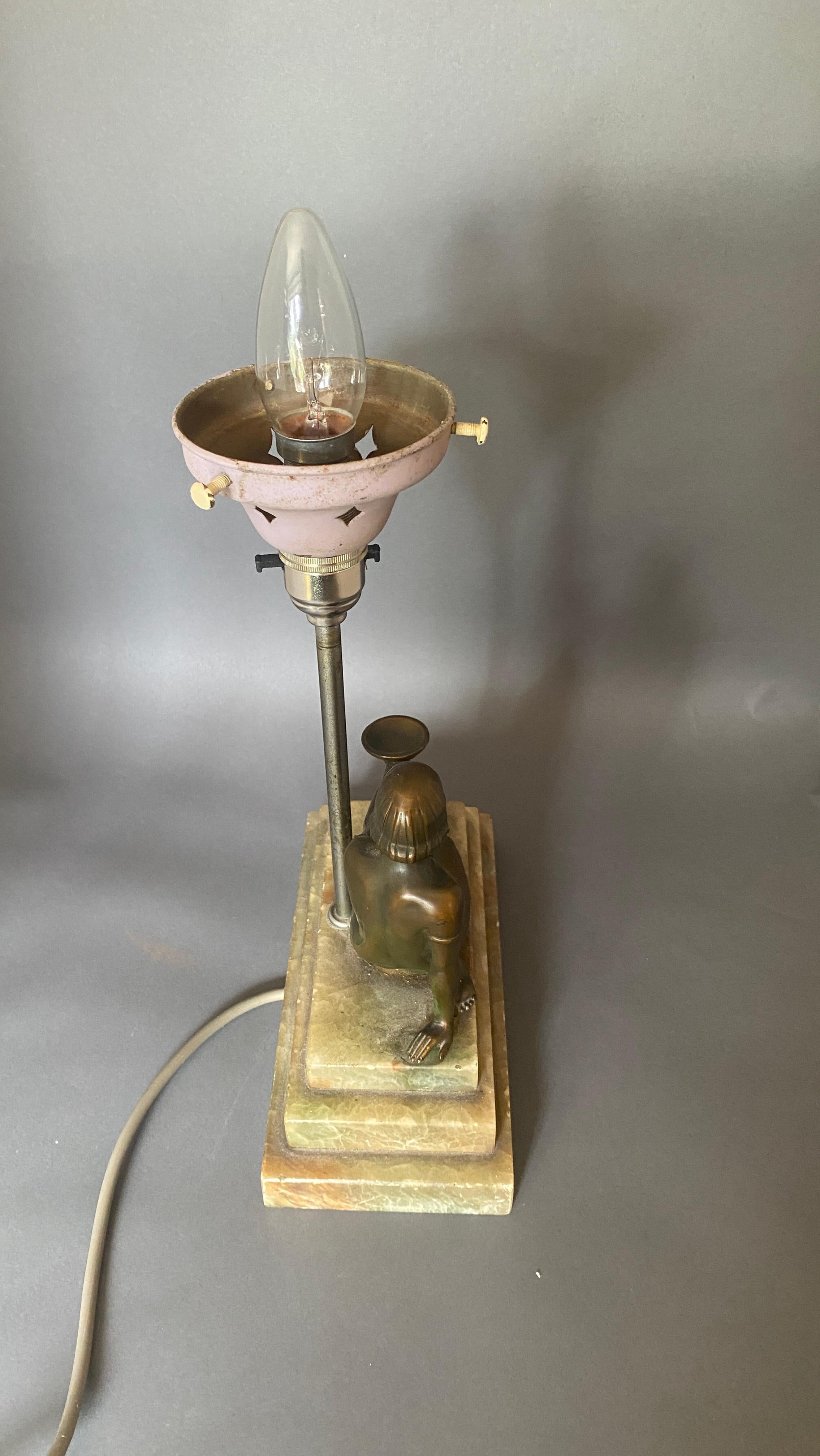 Britannique Lampe de dame Art Déco à base d'onyx et de stéatite années 1930 en vente